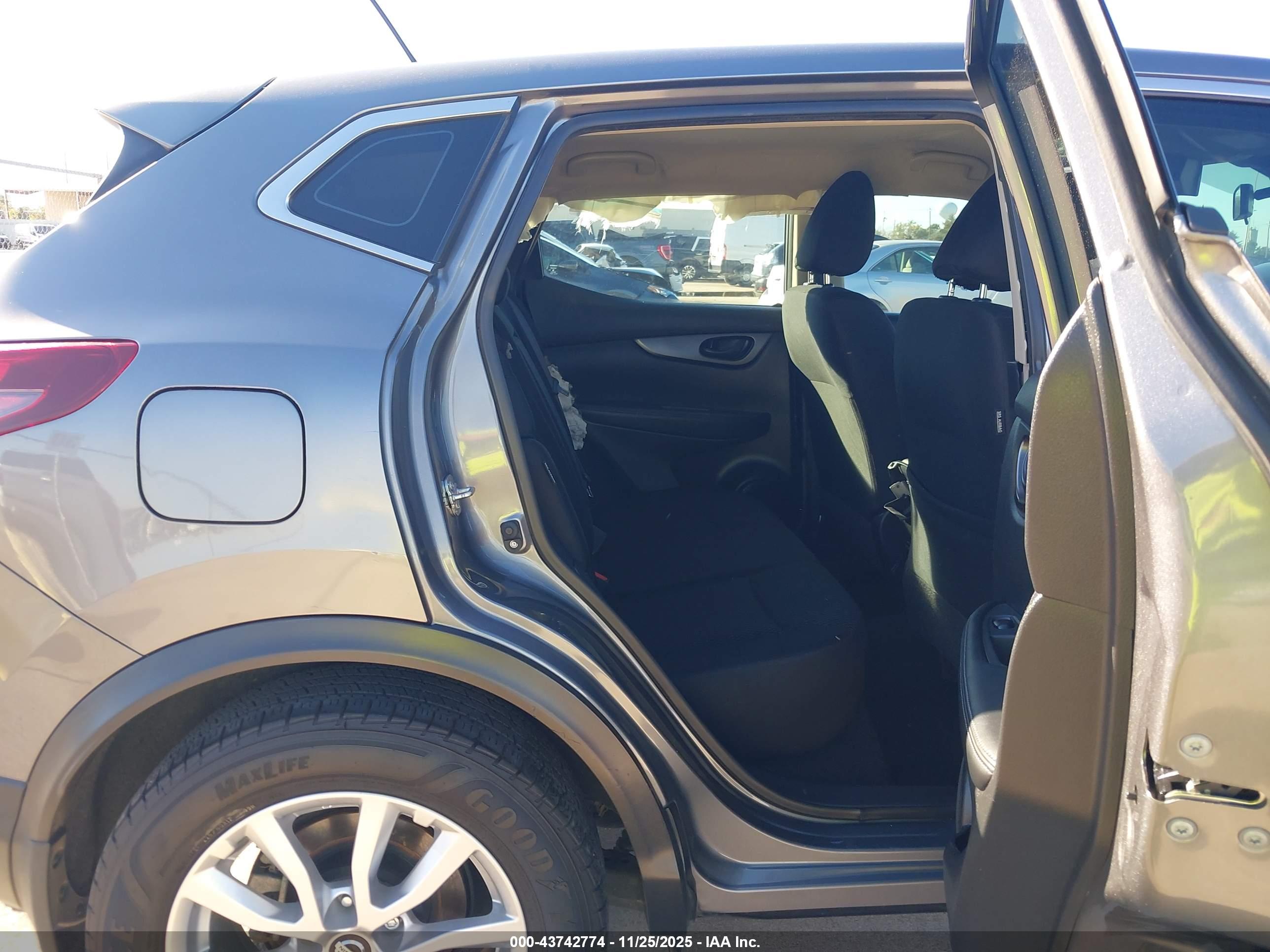 NISSAN ROGUE image 8