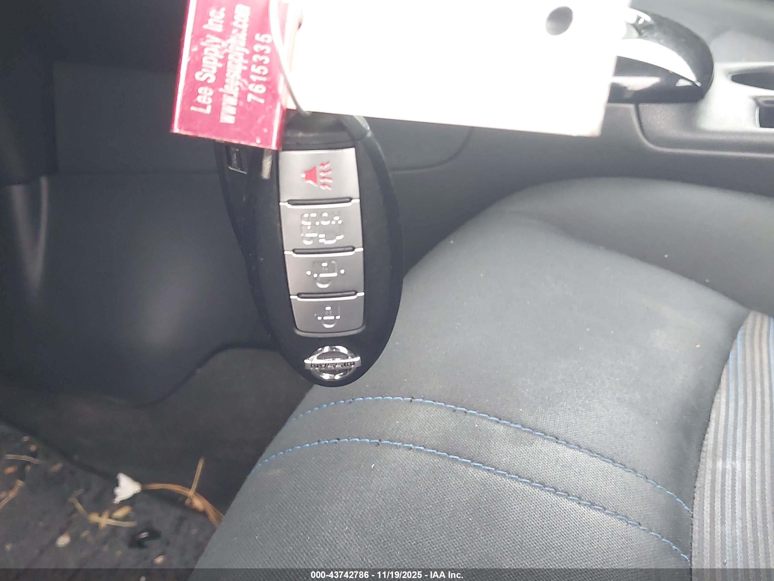 NISSAN LEAF image 11