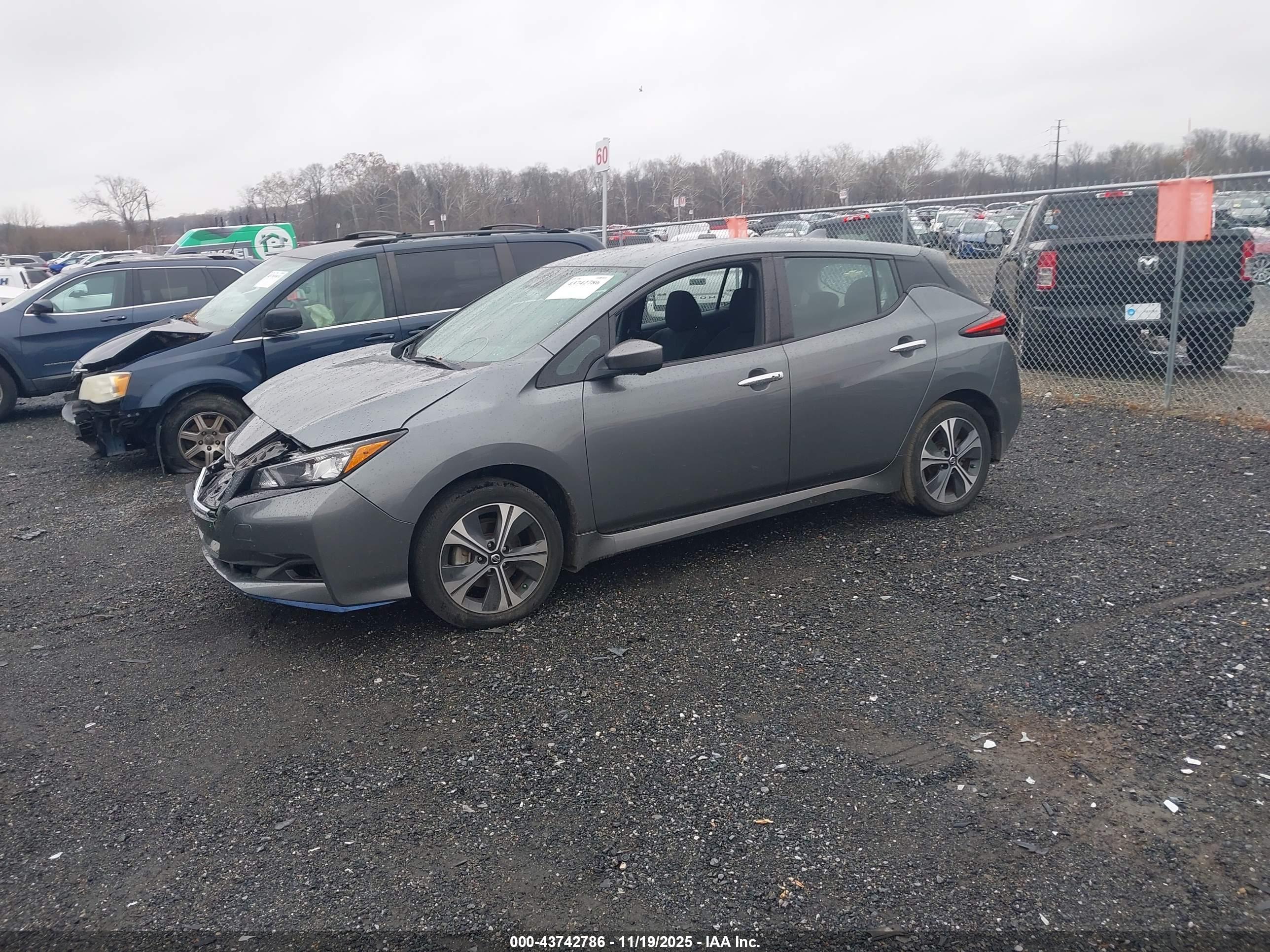 NISSAN LEAF image 2