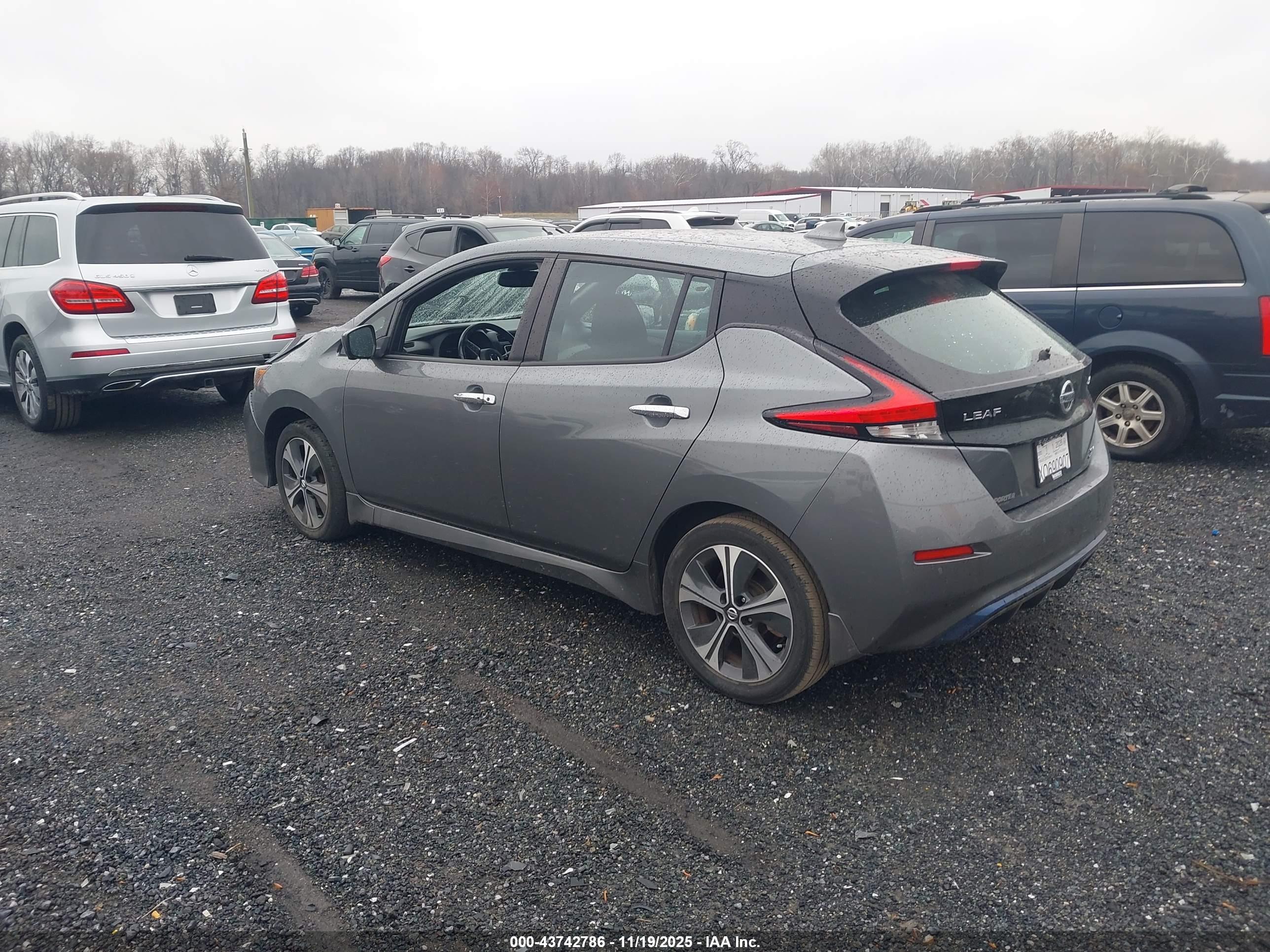 NISSAN LEAF image 3