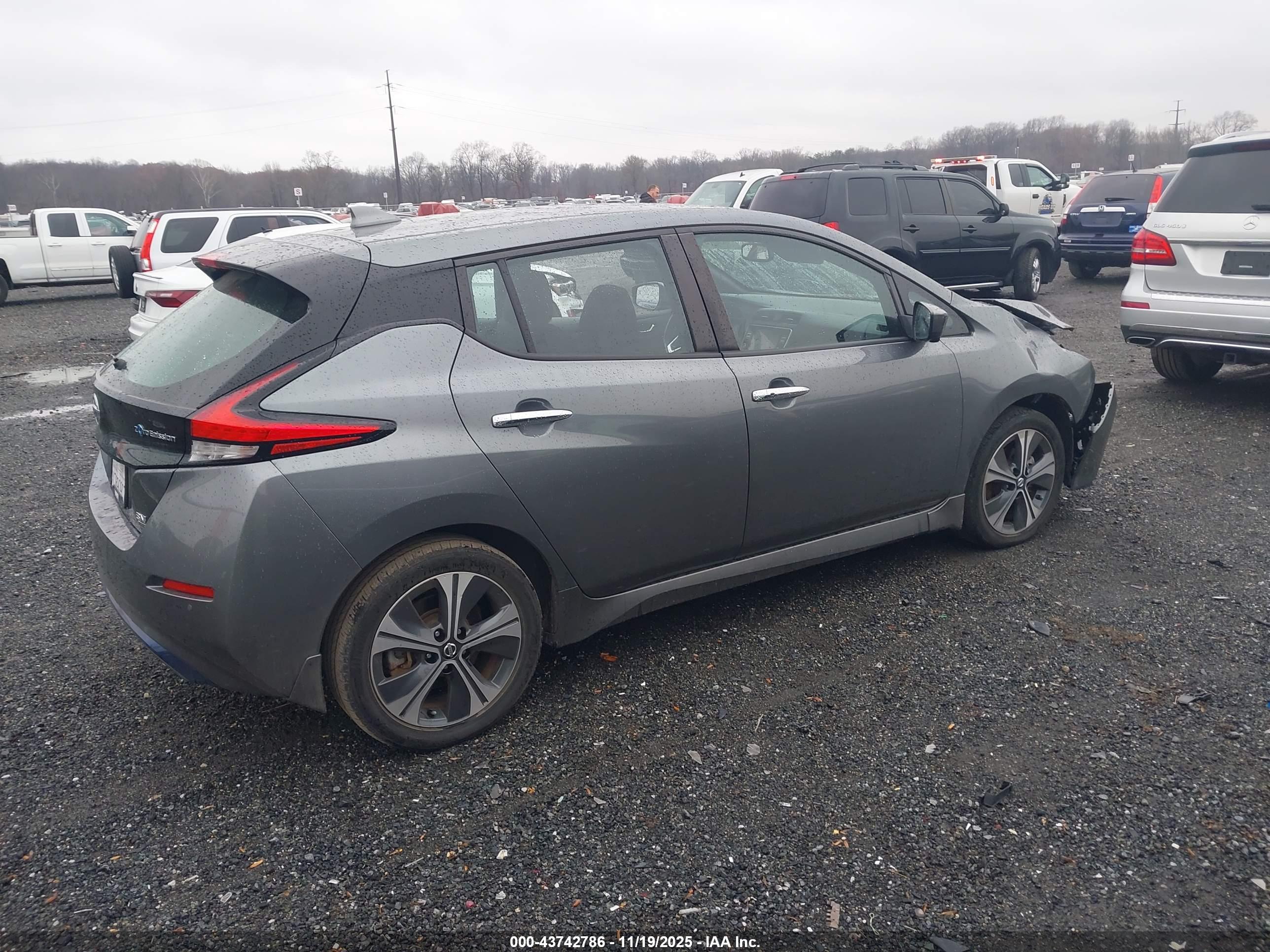 NISSAN LEAF image 4