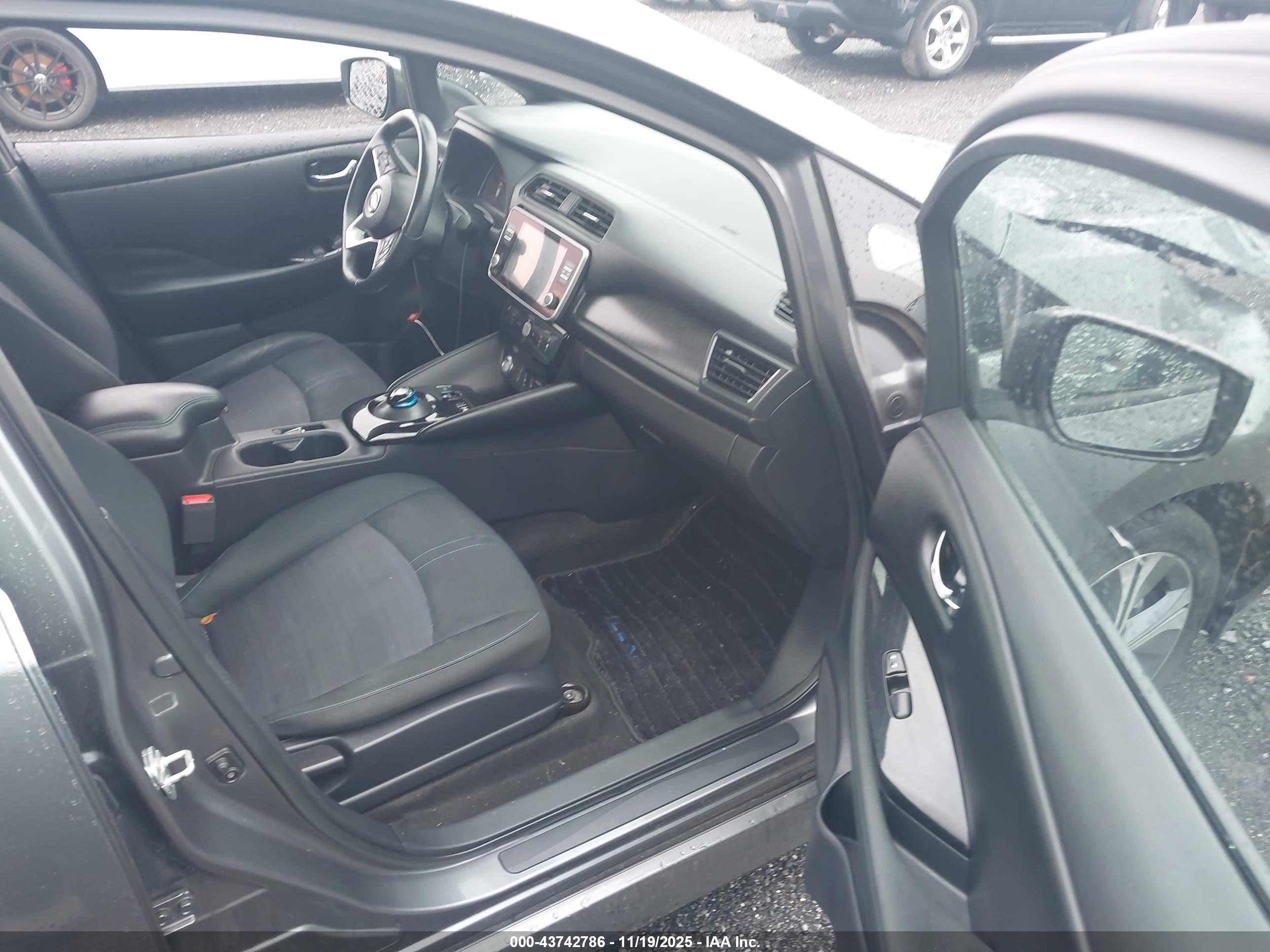 NISSAN LEAF image 5