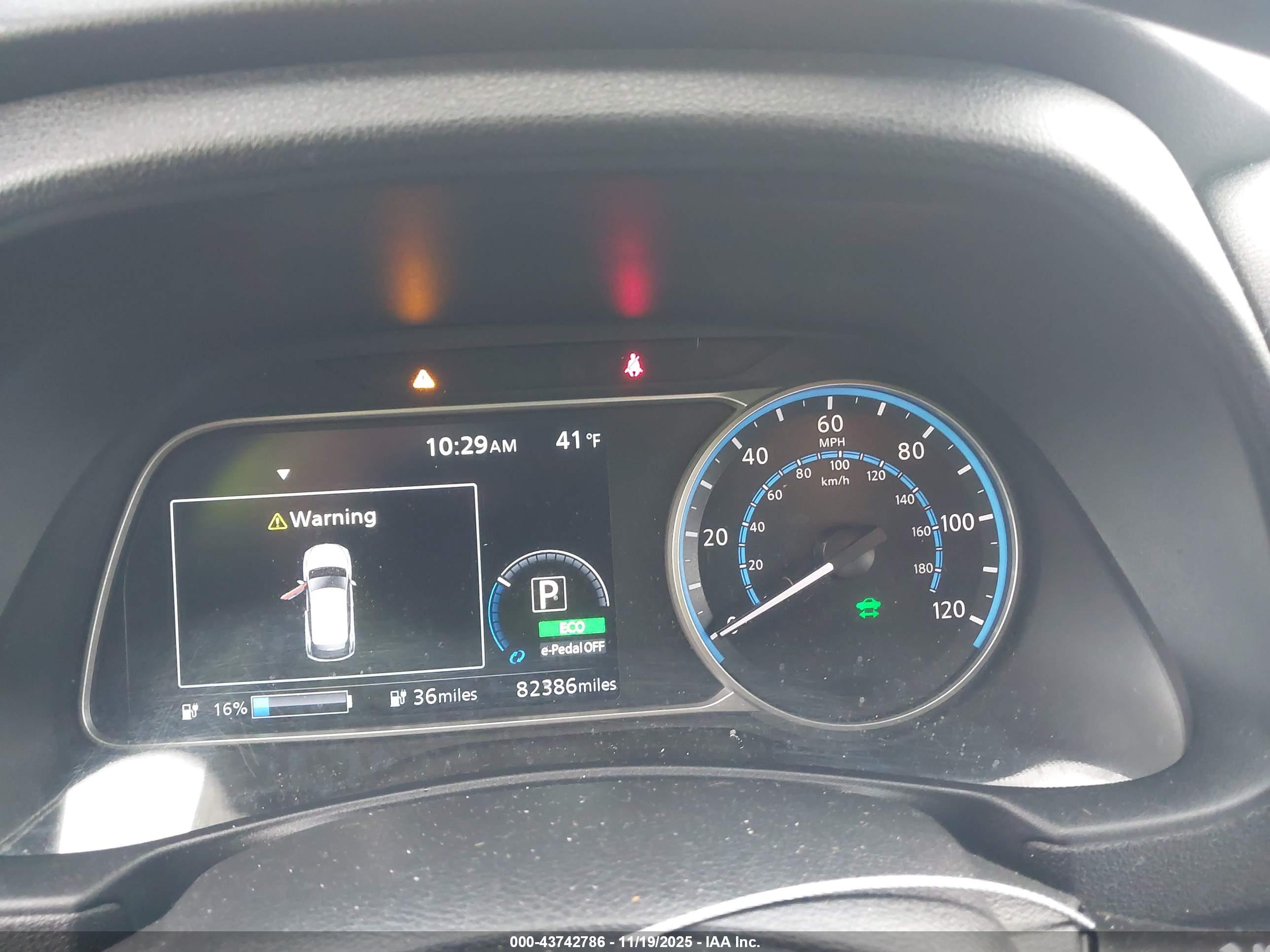 NISSAN LEAF image 7