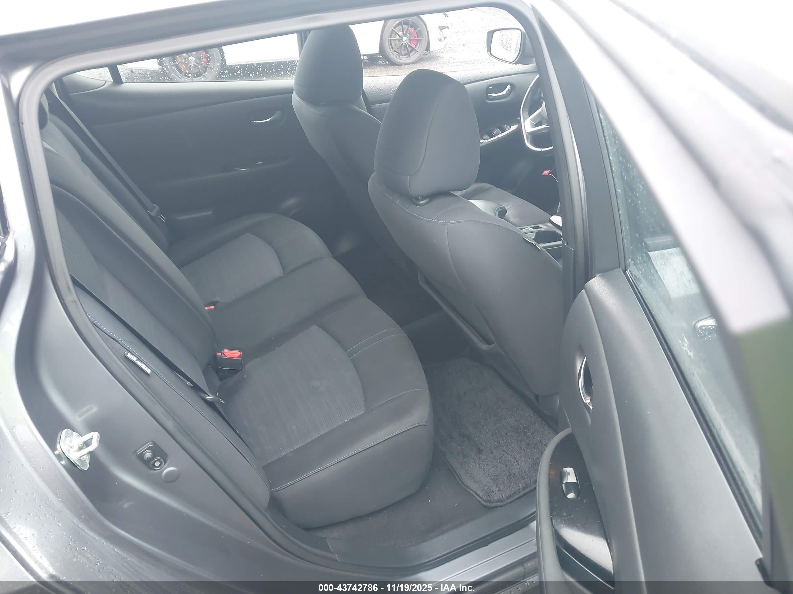 NISSAN LEAF image 8