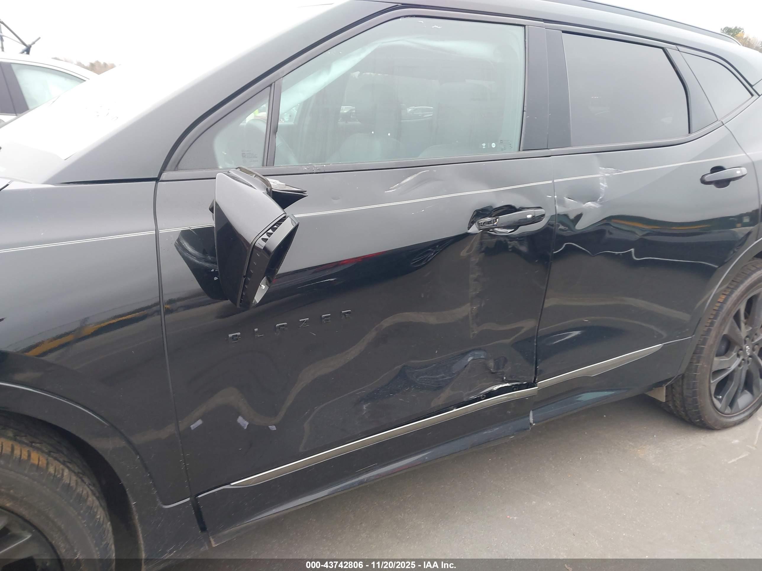 CHEVROLET BLAZER image 6