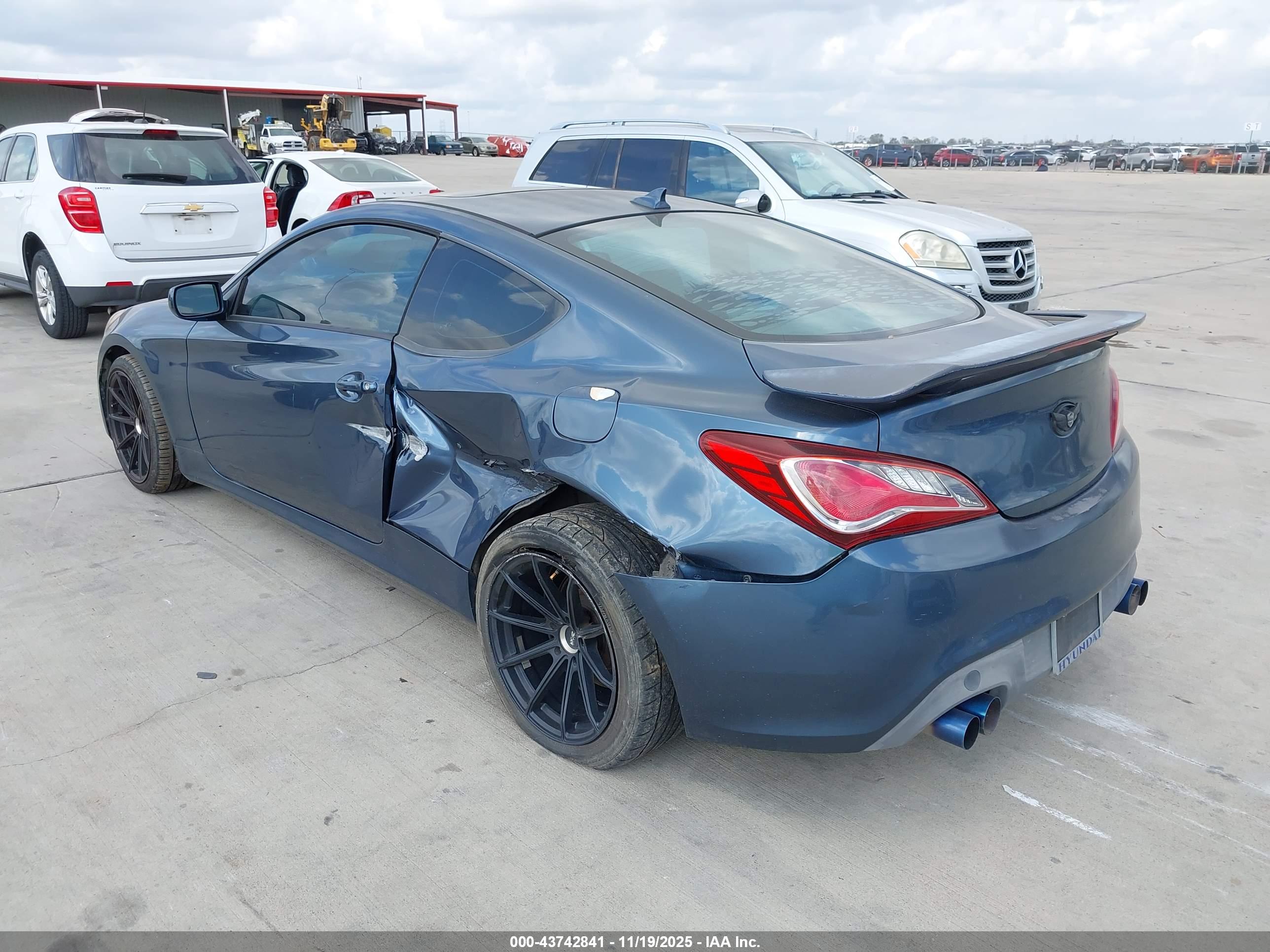 HYUNDAI GENESIS image 3