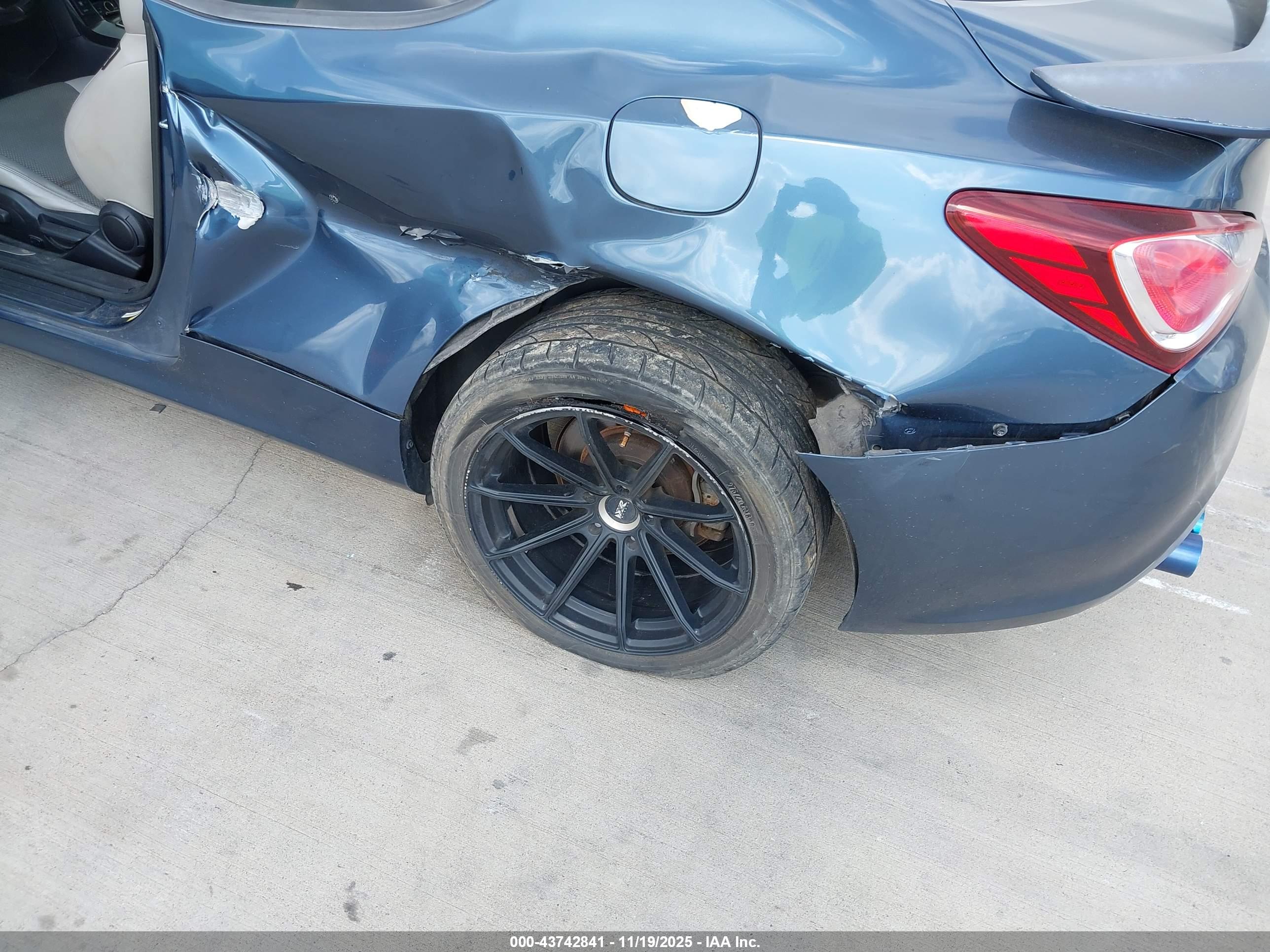 HYUNDAI GENESIS image 6