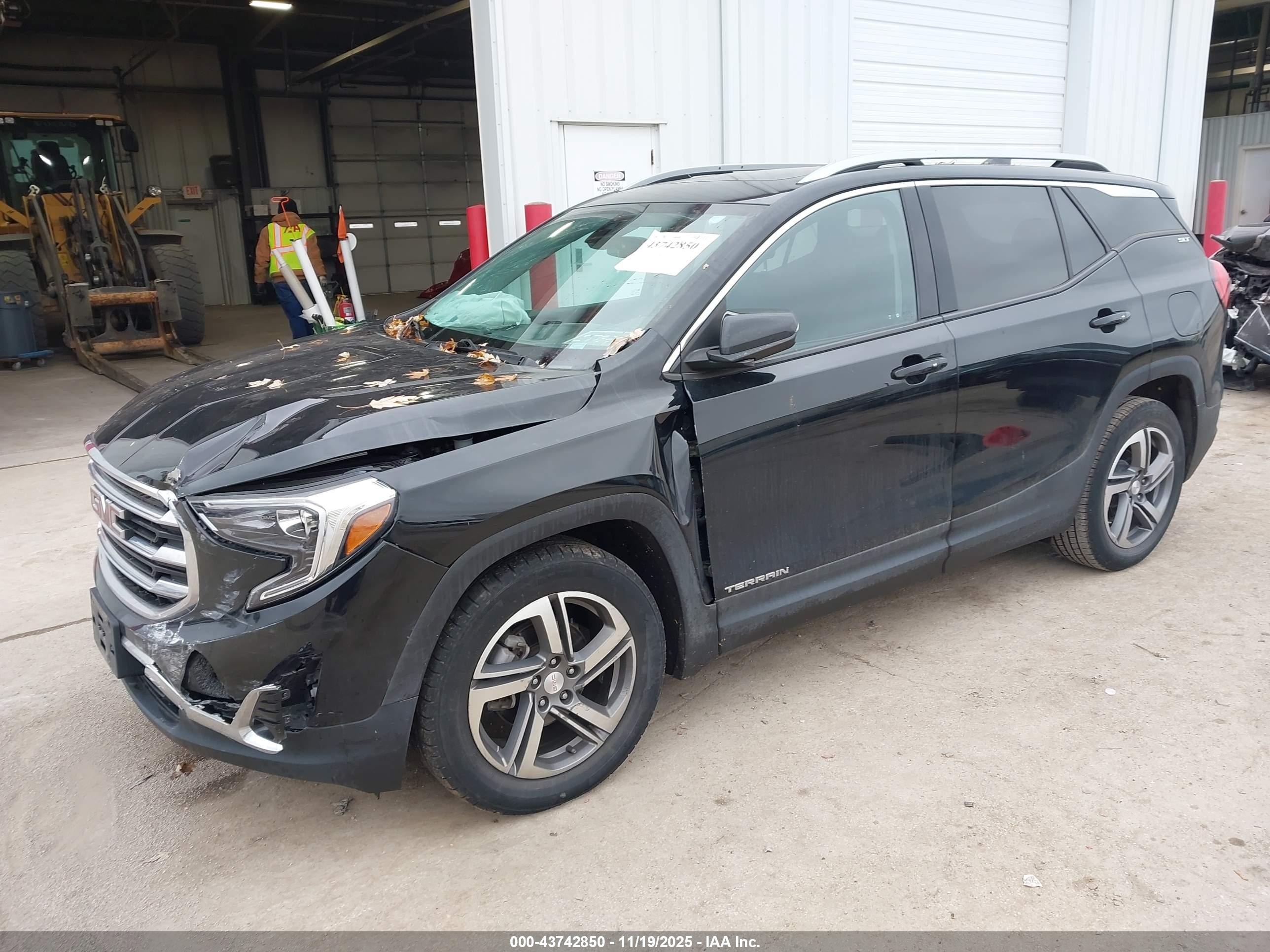 GMC TERRAIN image 2