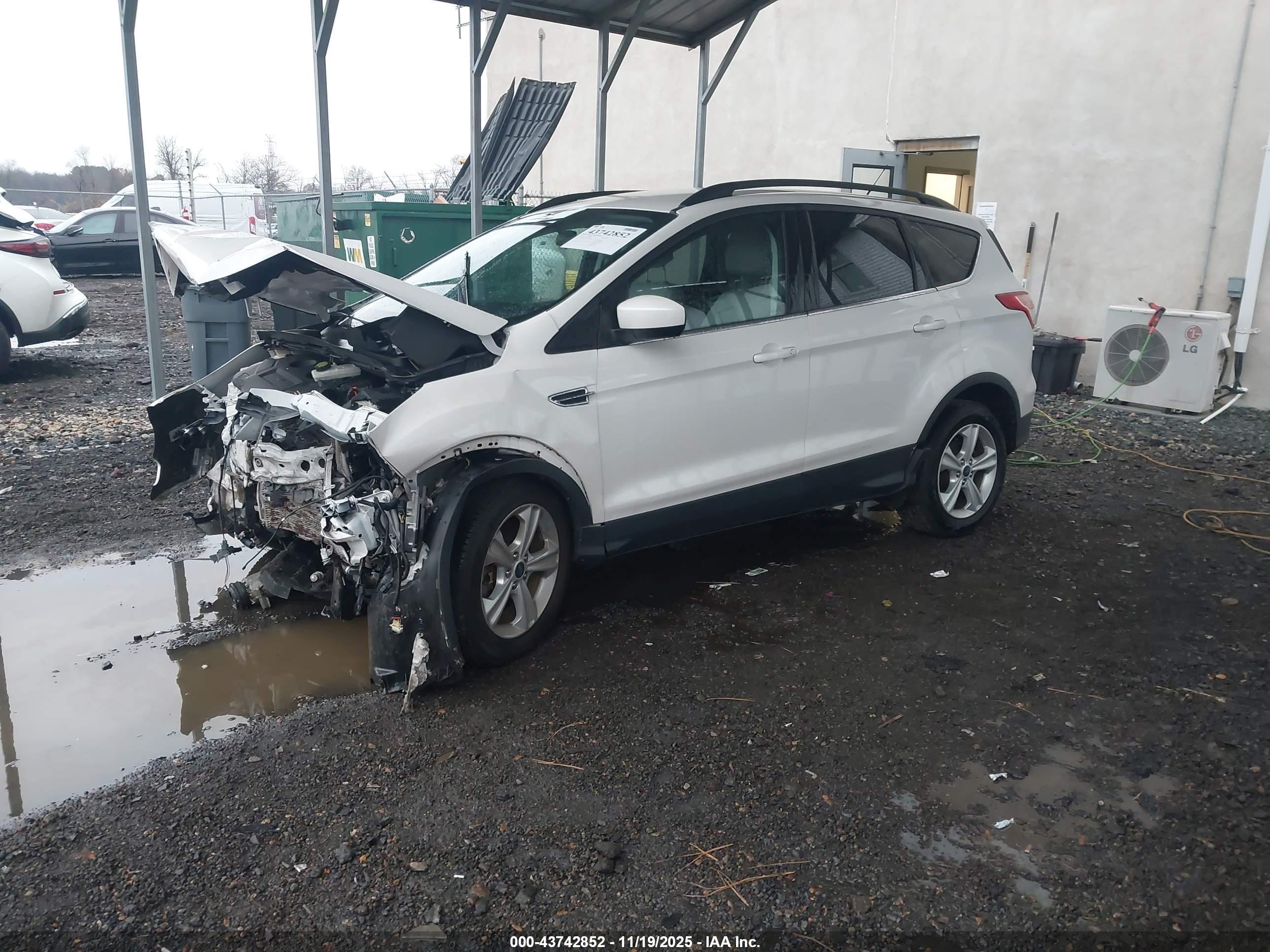 FORD ESCAPE image 2