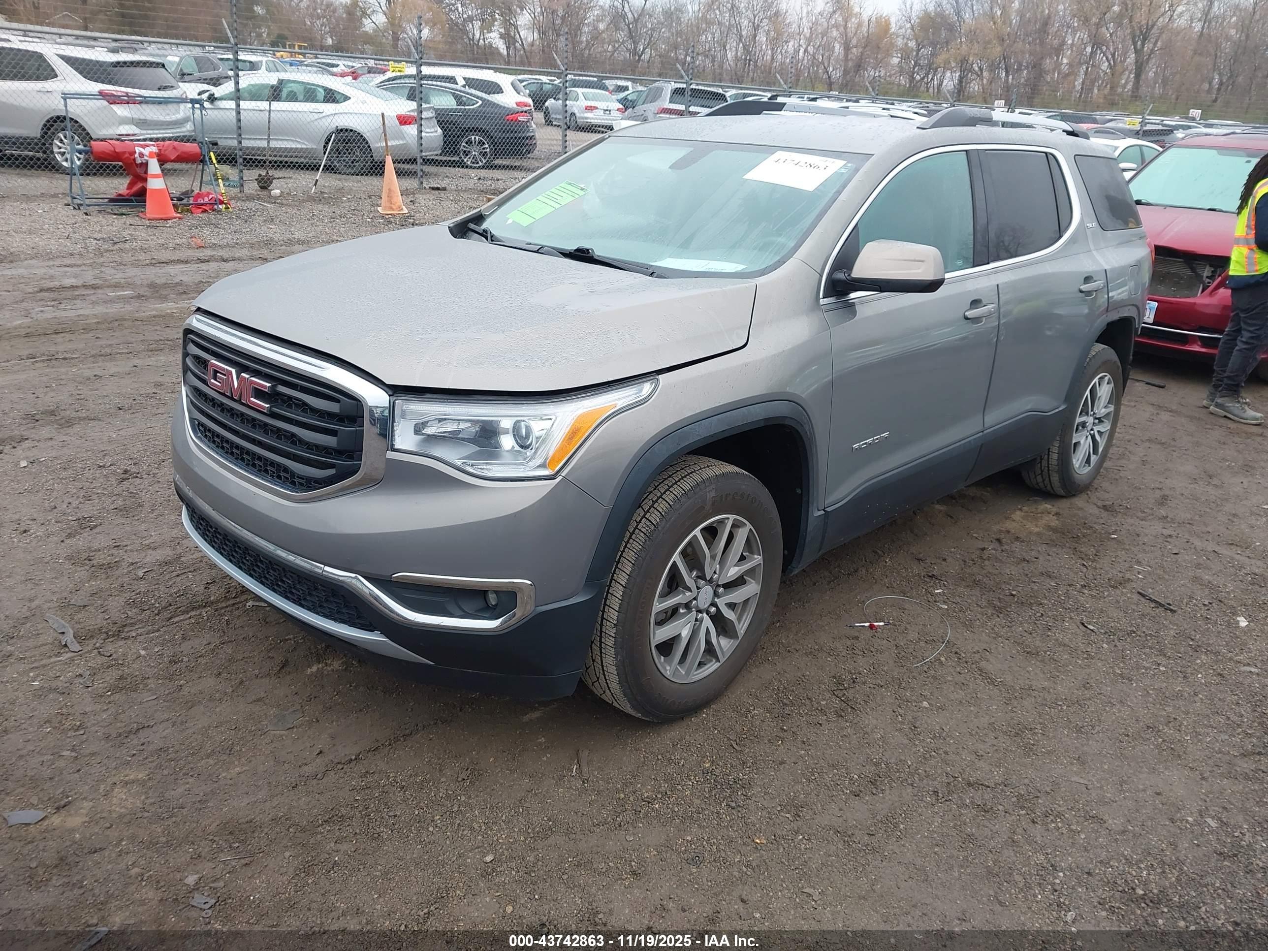GMC ACADIA image 2