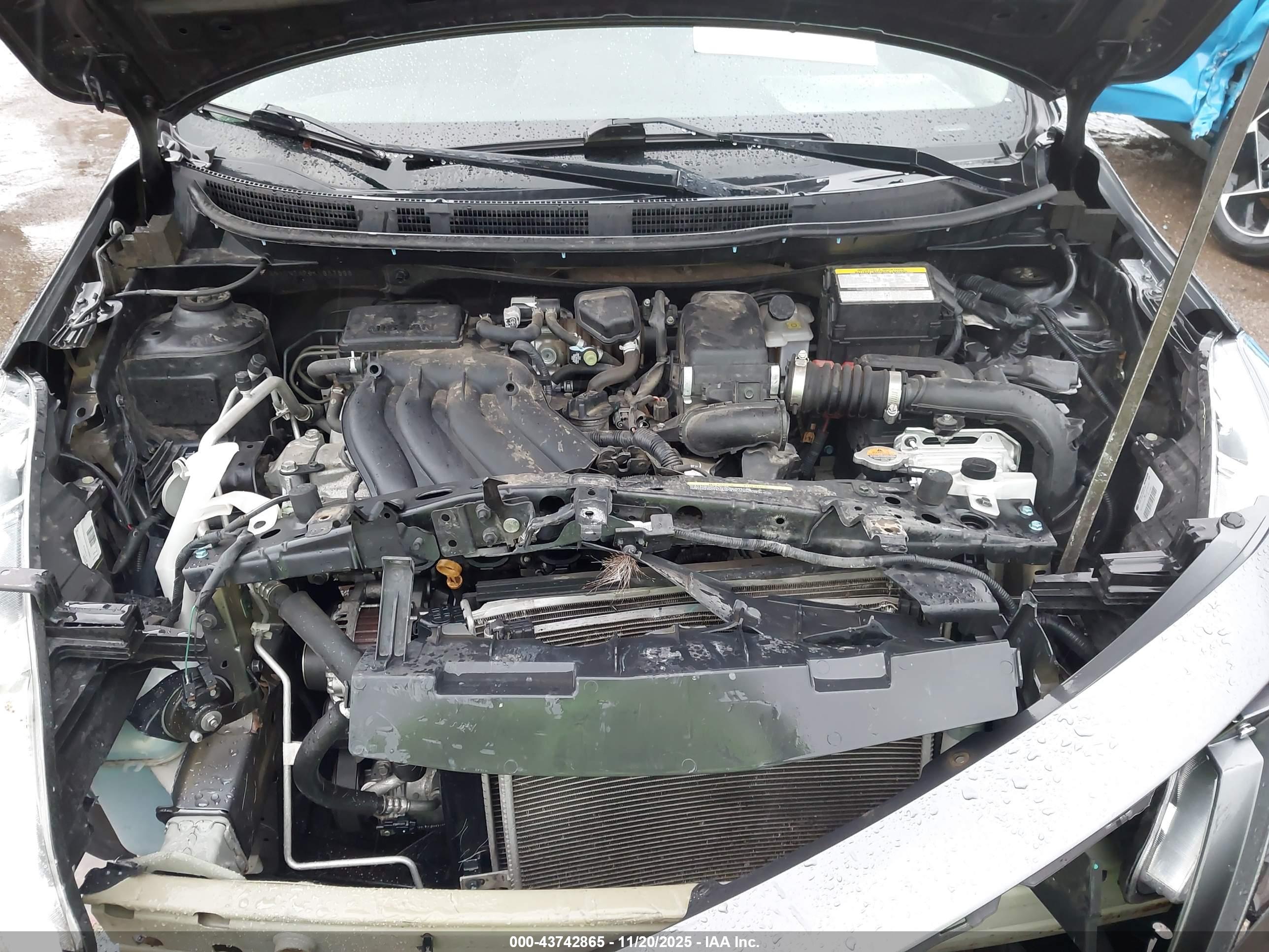 NISSAN VERSA image 10