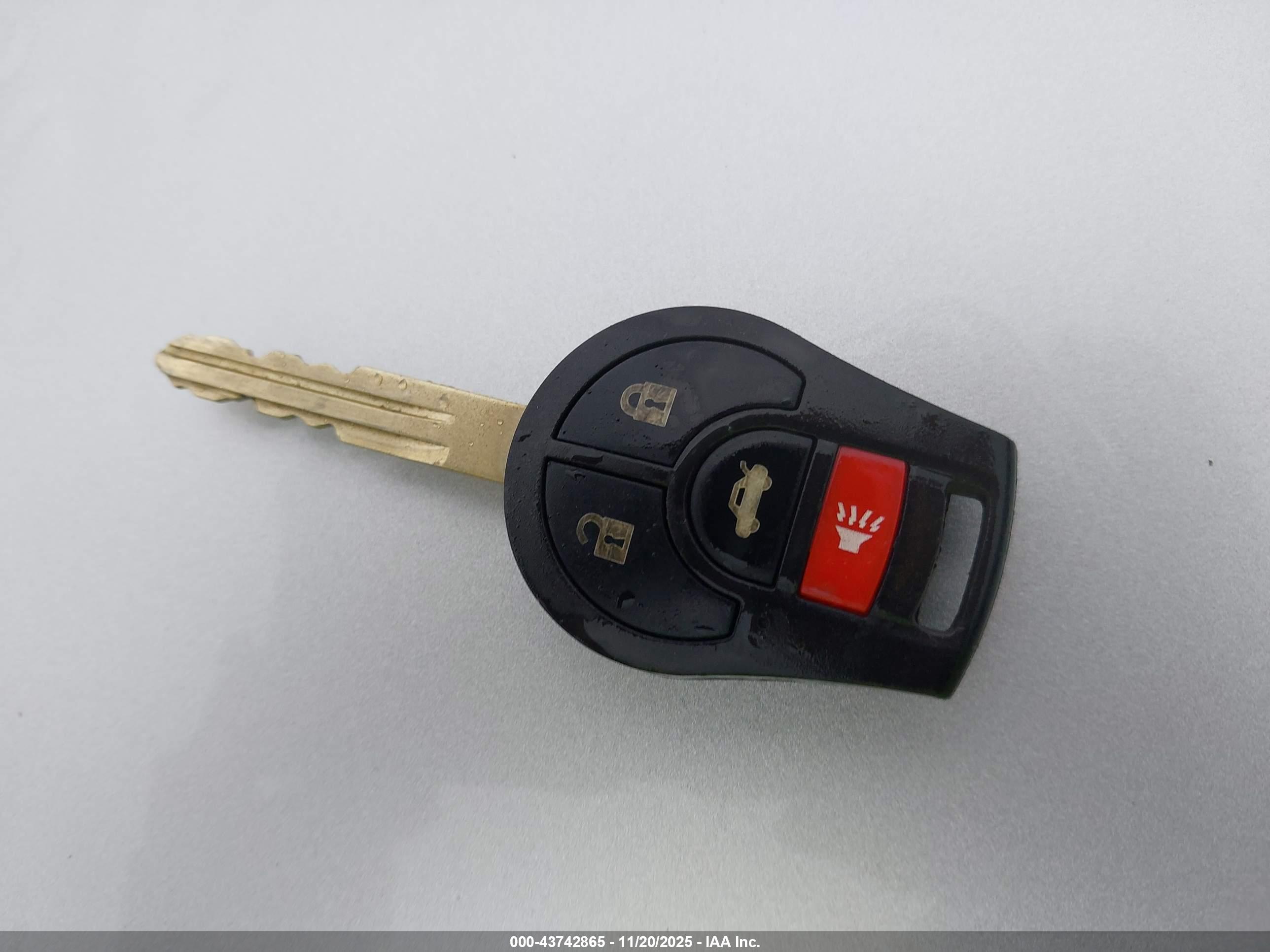 NISSAN VERSA image 11