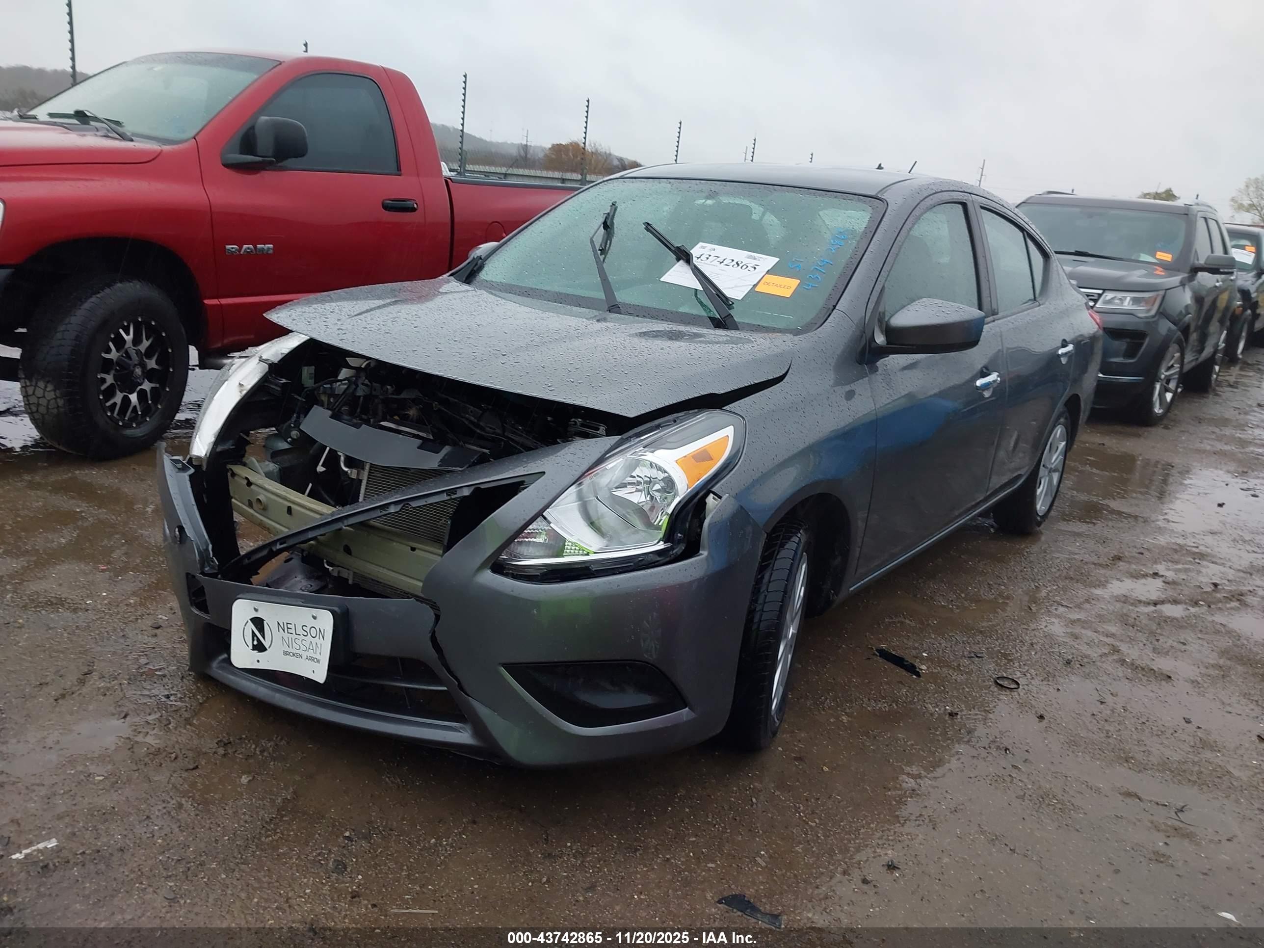 NISSAN VERSA image 2
