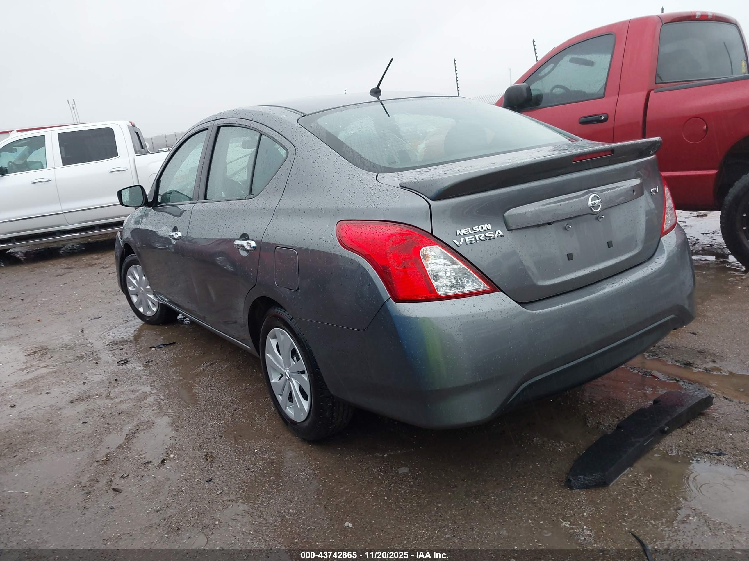 NISSAN VERSA image 3