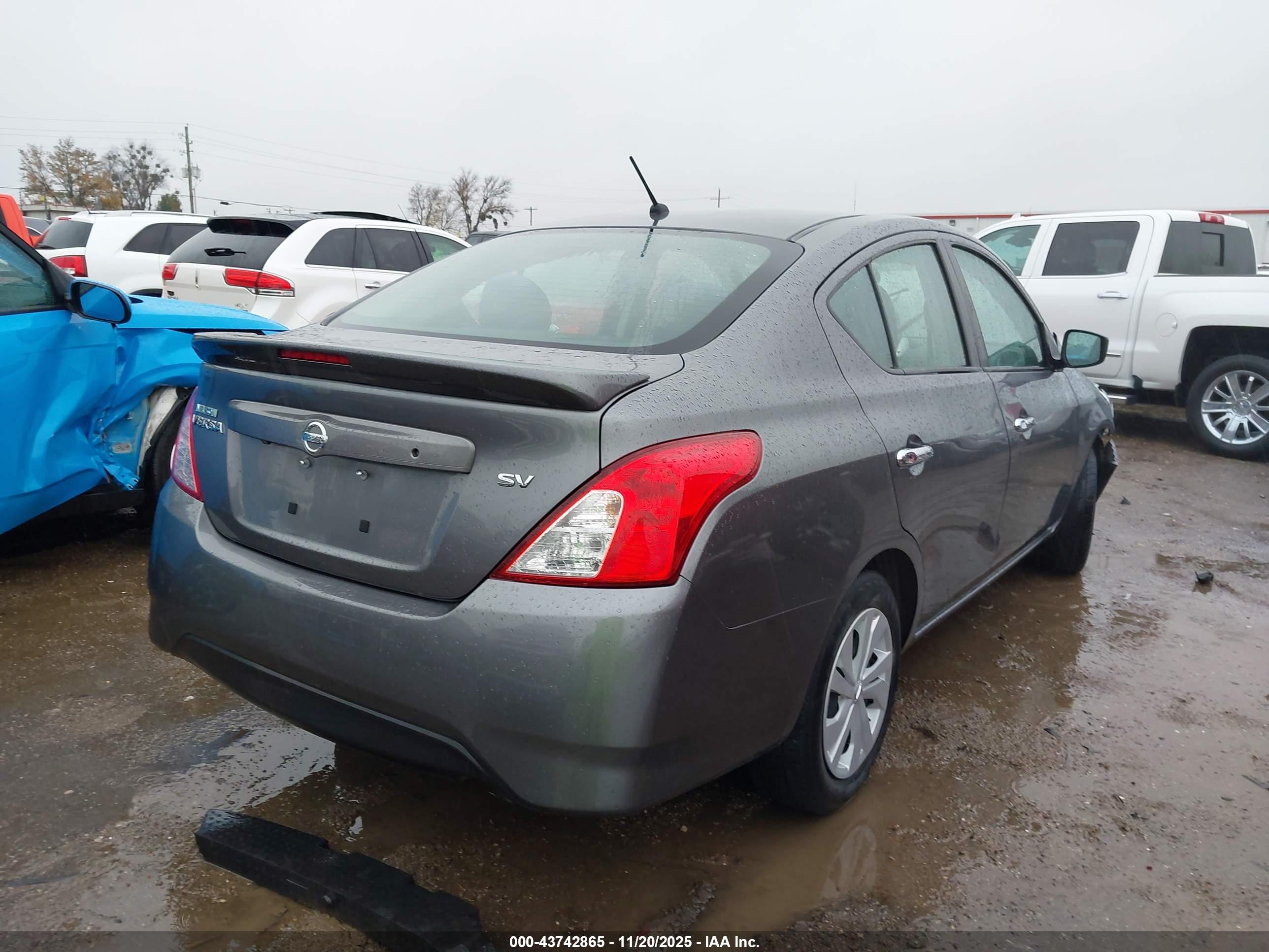 NISSAN VERSA image 4