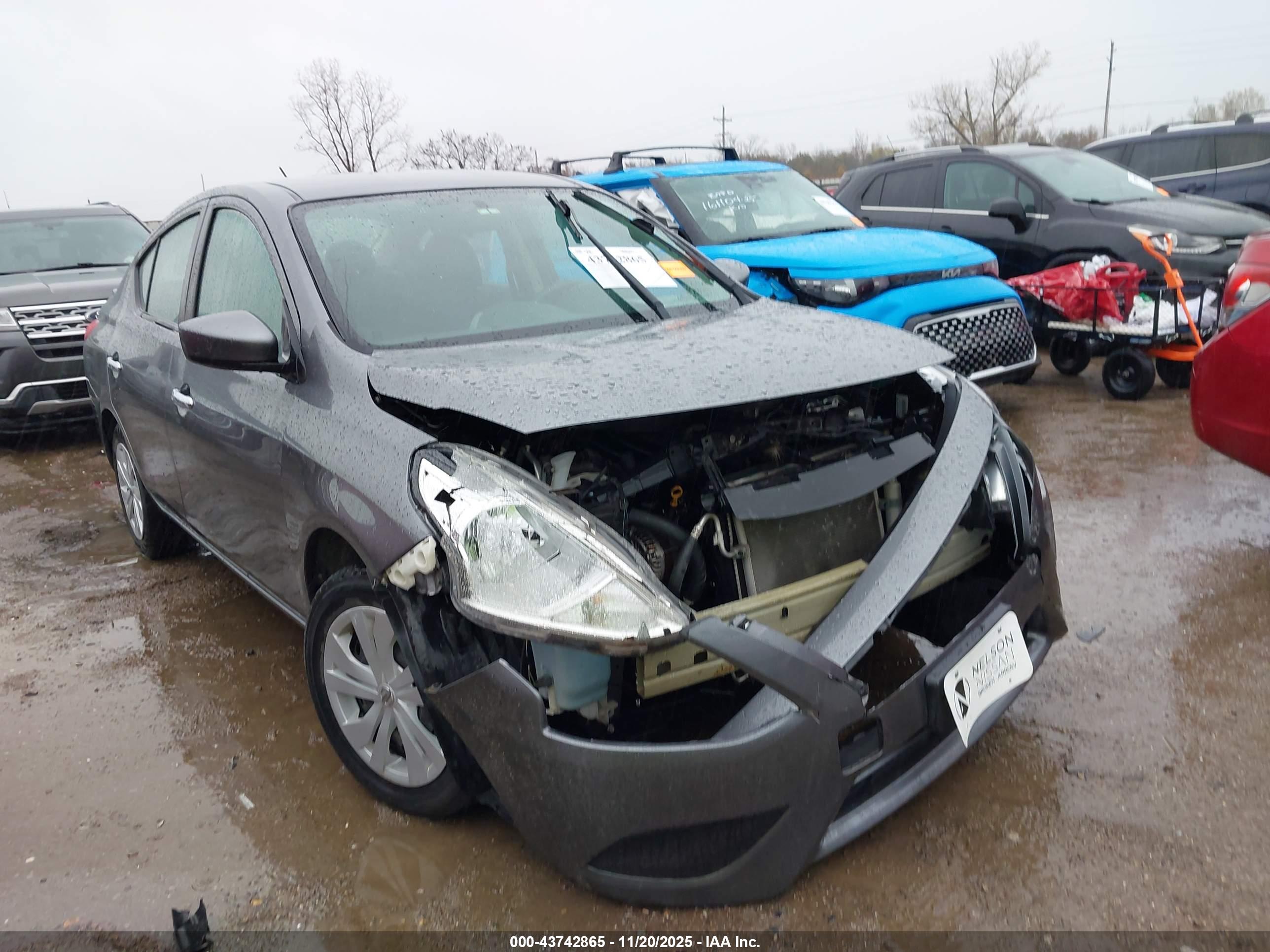NISSAN VERSA image 6