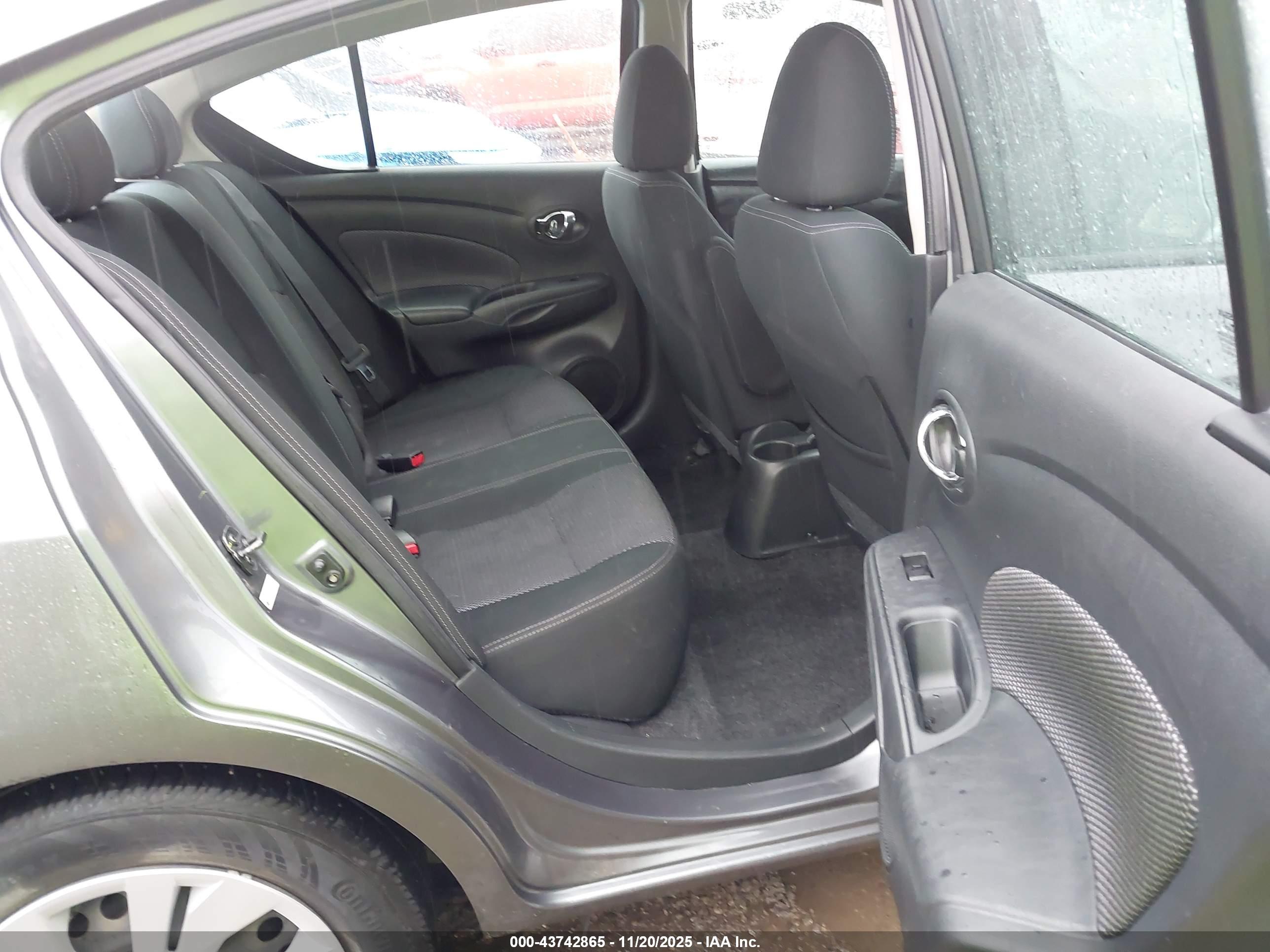 NISSAN VERSA image 8
