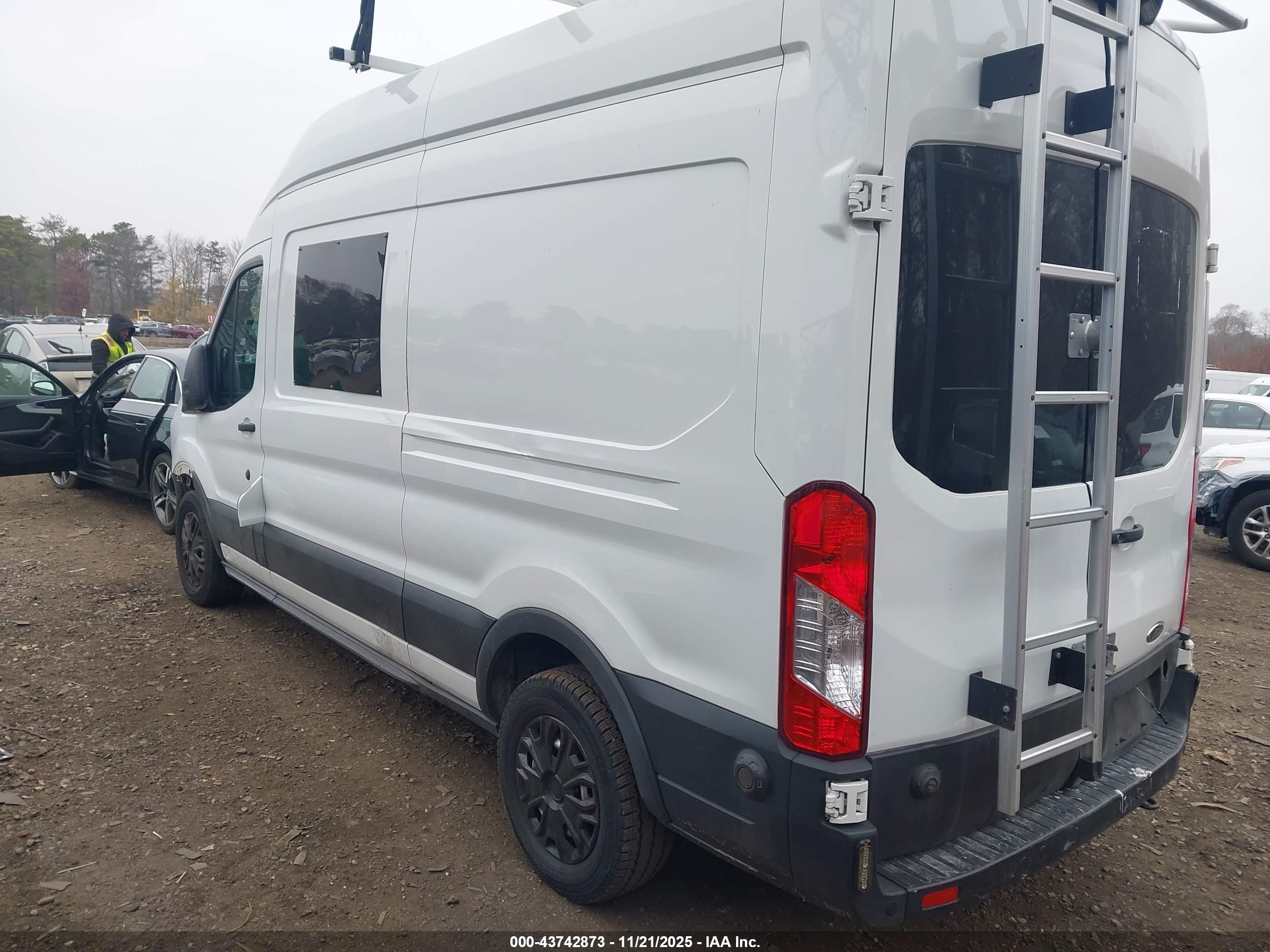 FORD TRANSIT-250 image 3