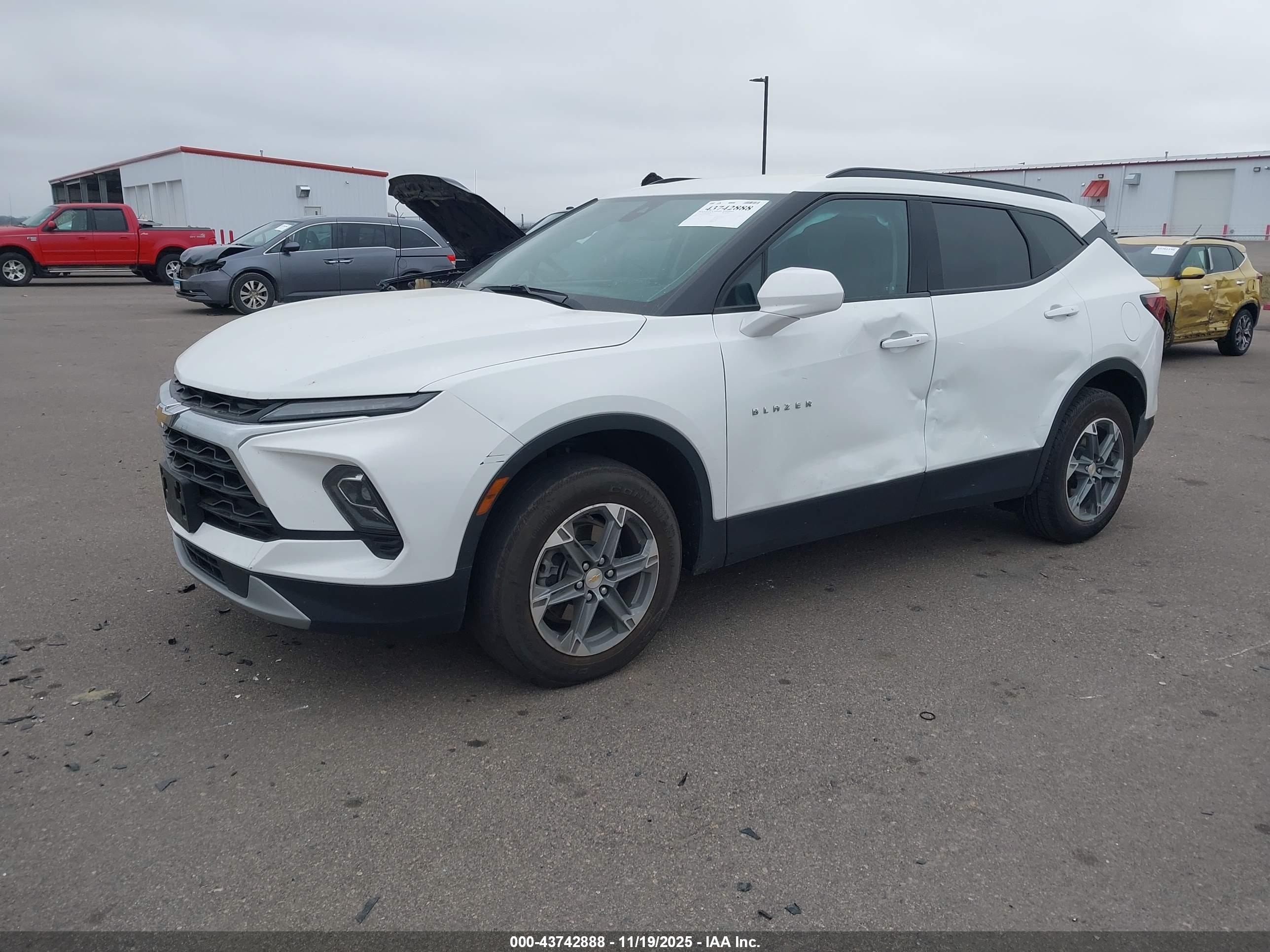 CHEVROLET BLAZER image 2
