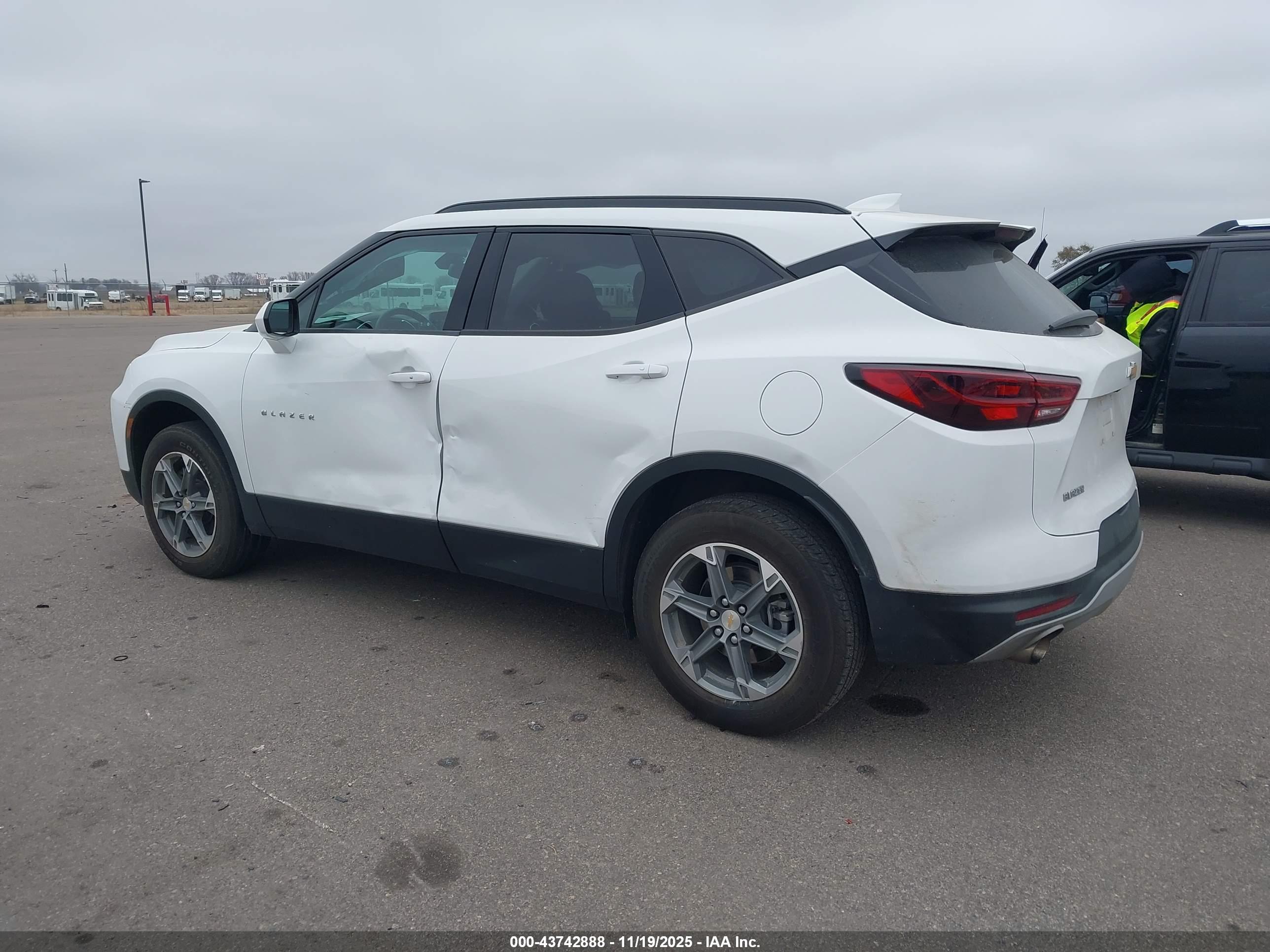 CHEVROLET BLAZER image 3