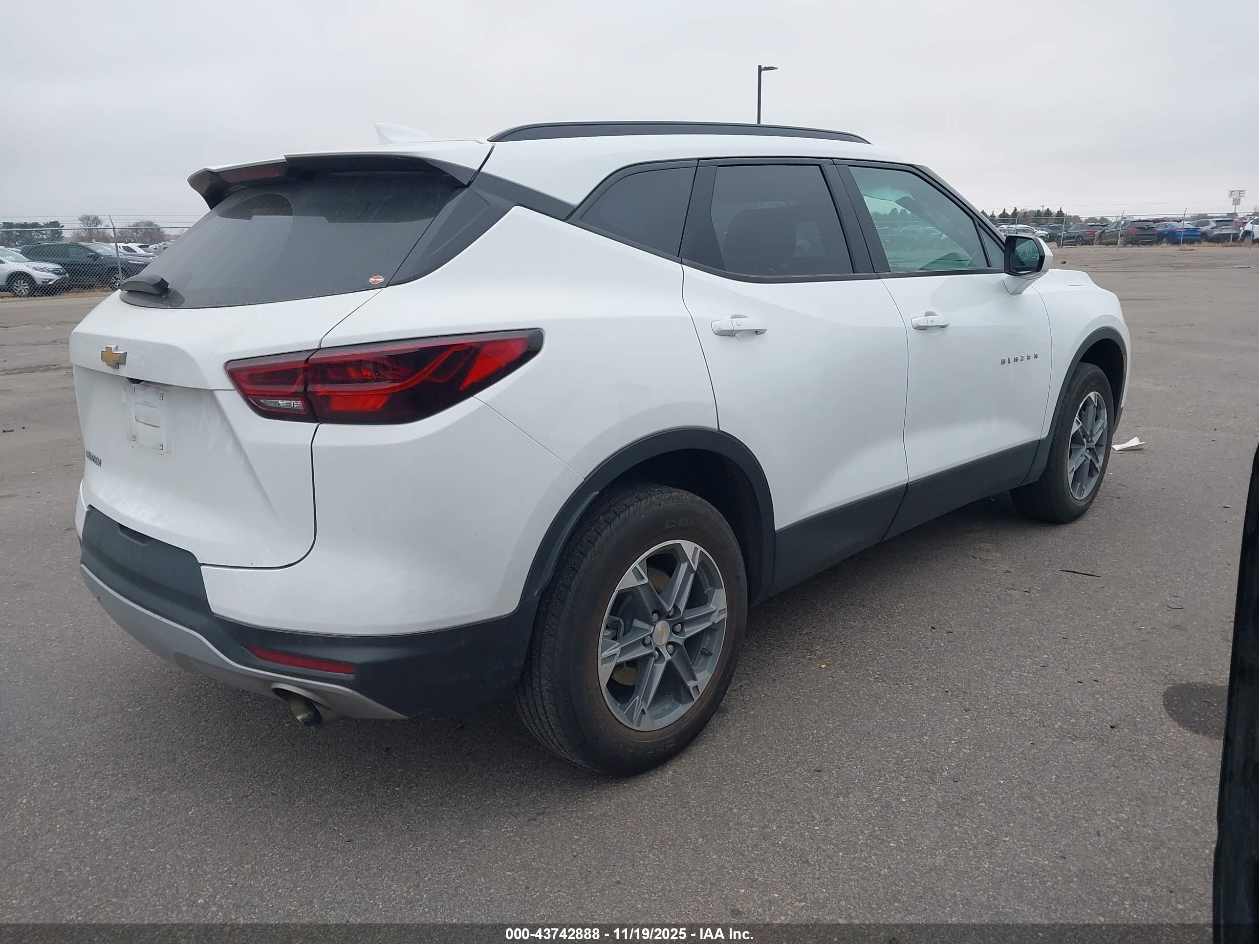 CHEVROLET BLAZER image 4