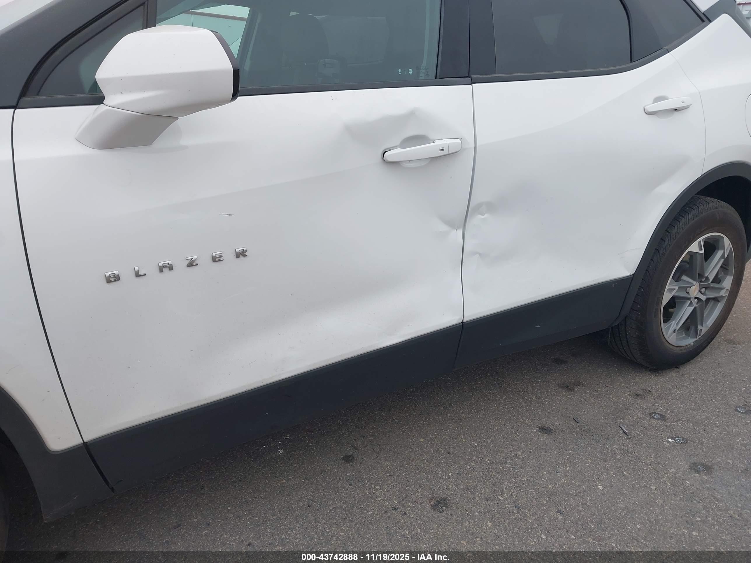 CHEVROLET BLAZER image 6