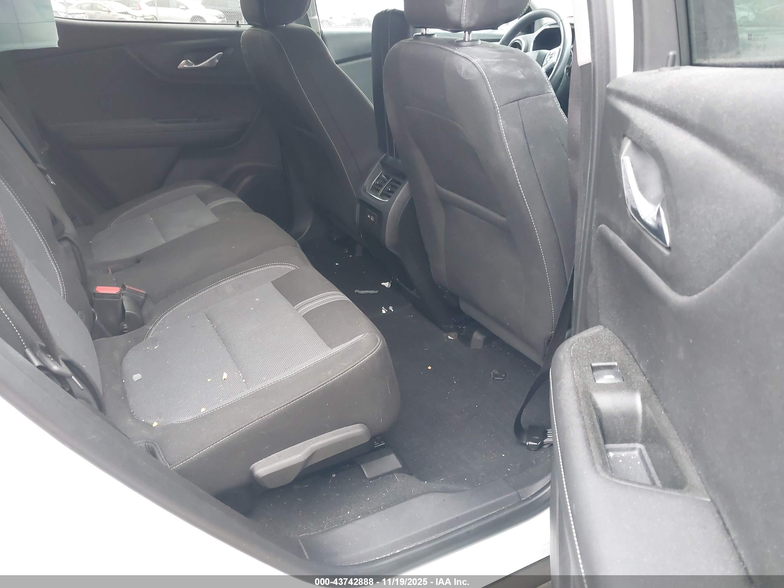 CHEVROLET BLAZER image 8