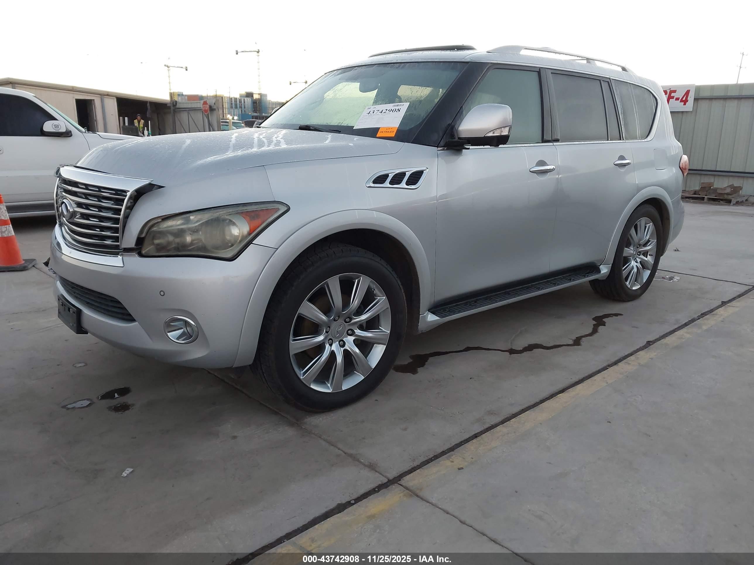 INFINITI QX56 image 2