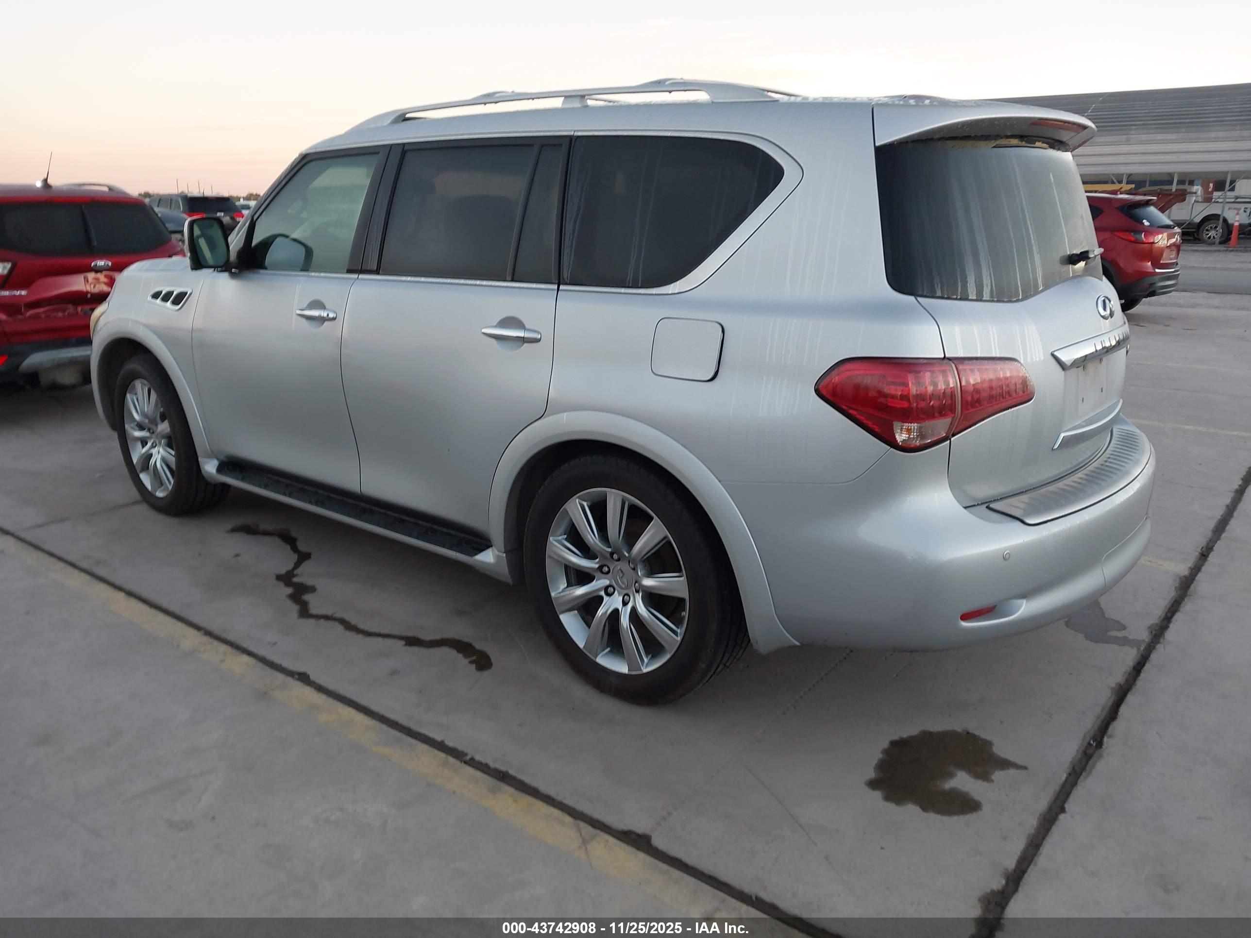 INFINITI QX56 image 3