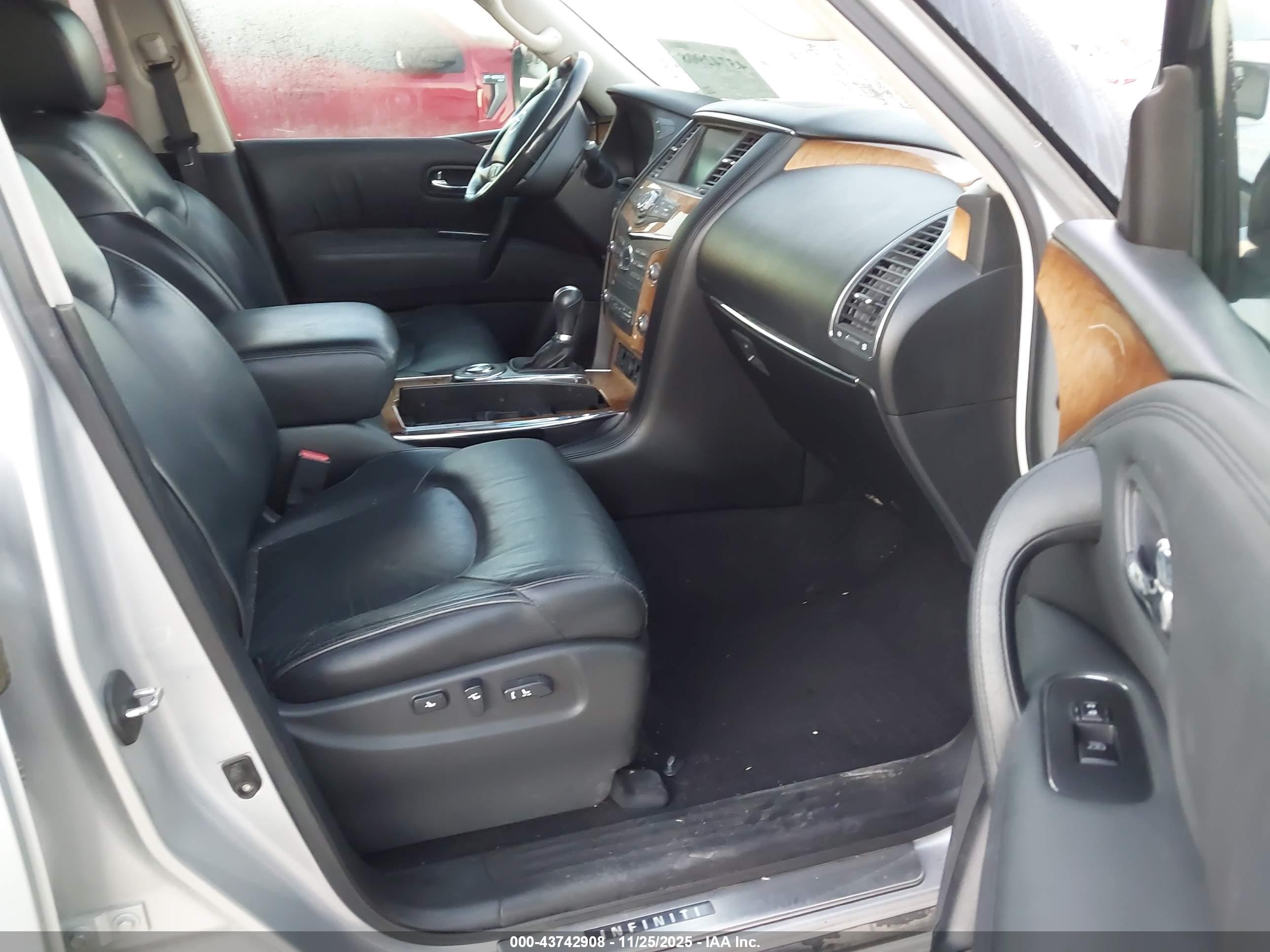 INFINITI QX56 image 5