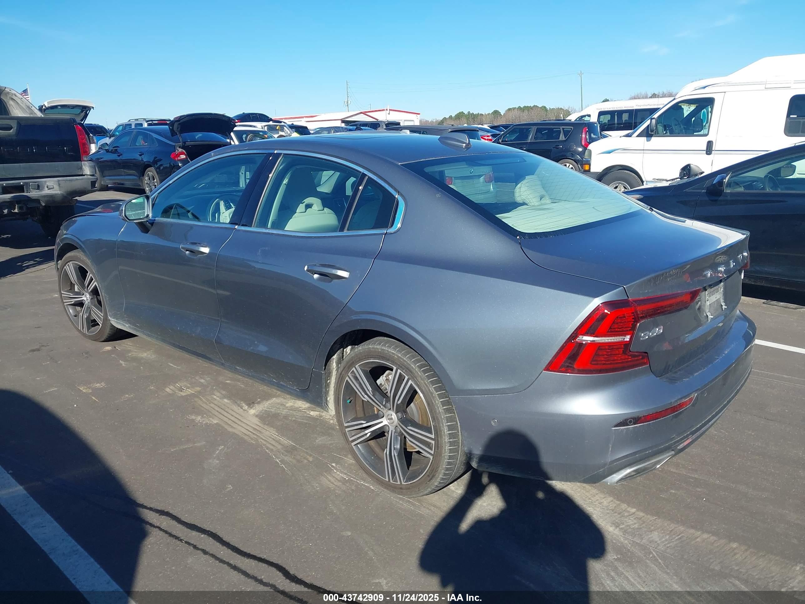 VOLVO S60 image 3