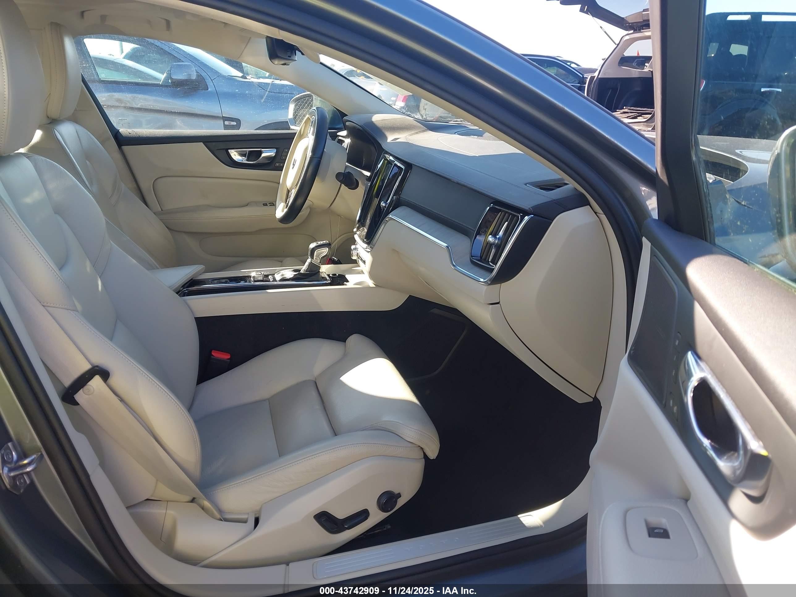 VOLVO S60 image 5