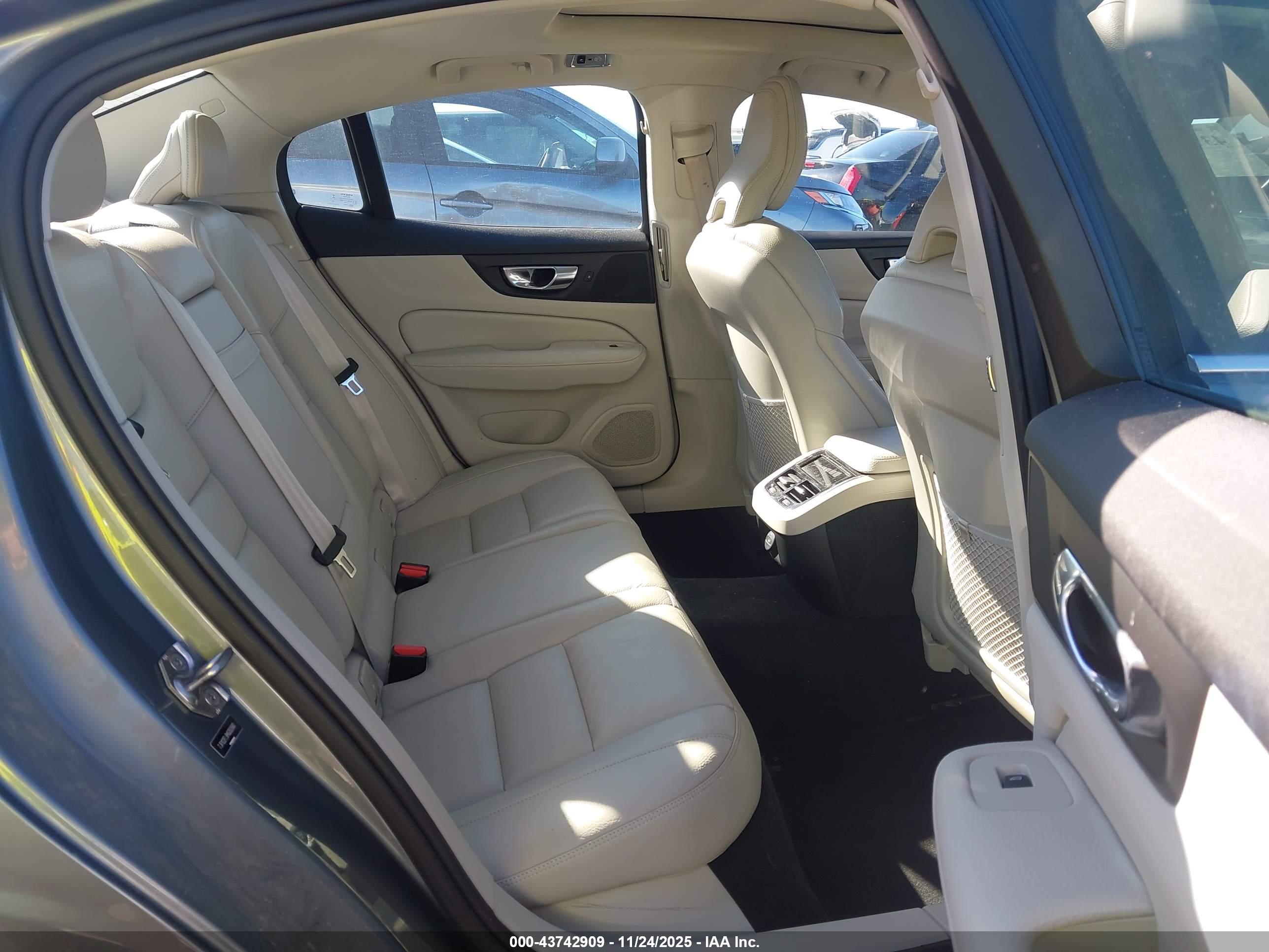 VOLVO S60 image 8
