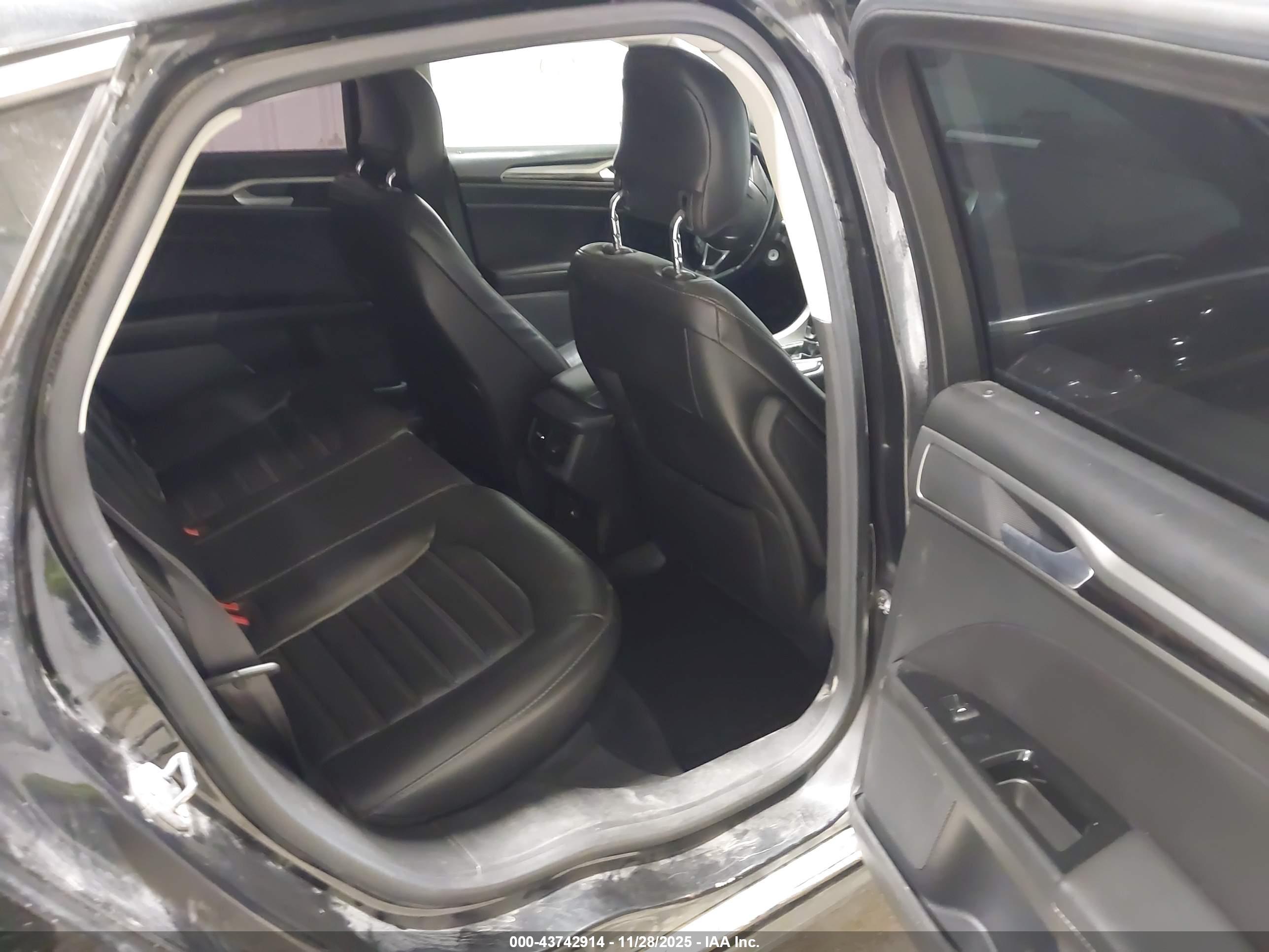 FORD FUSION image 8