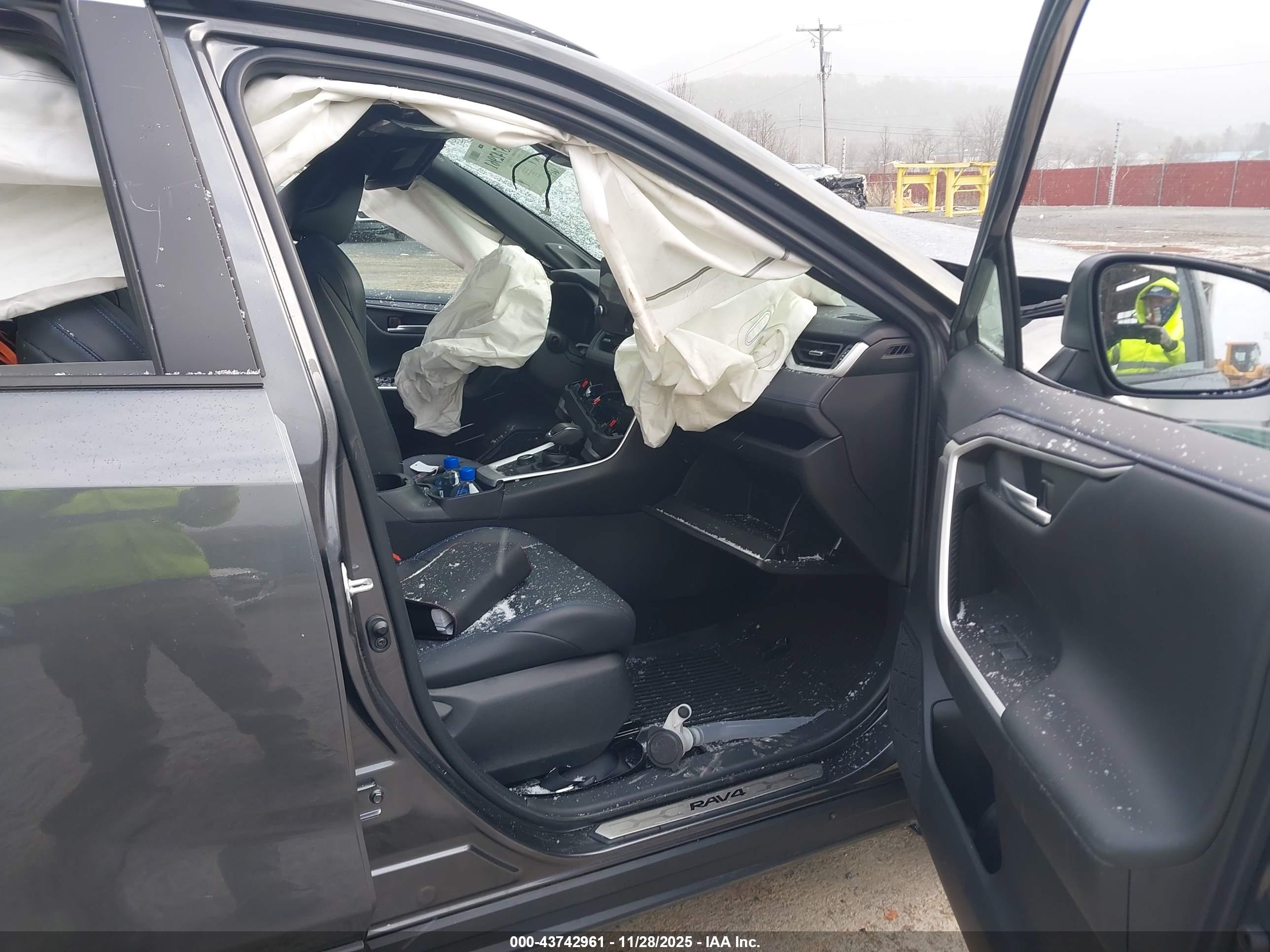 TOYOTA RAV4 image 5
