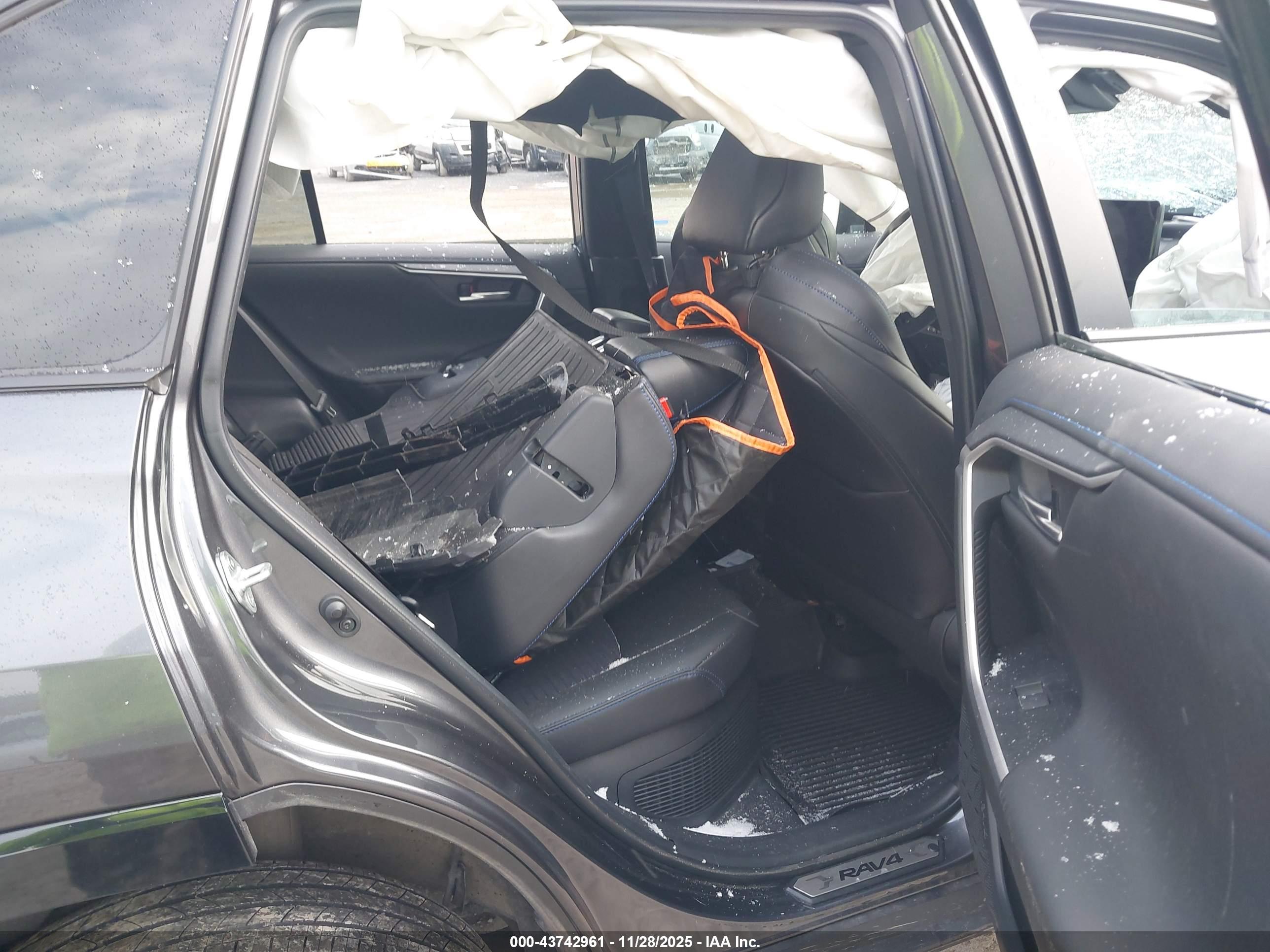 TOYOTA RAV4 image 8