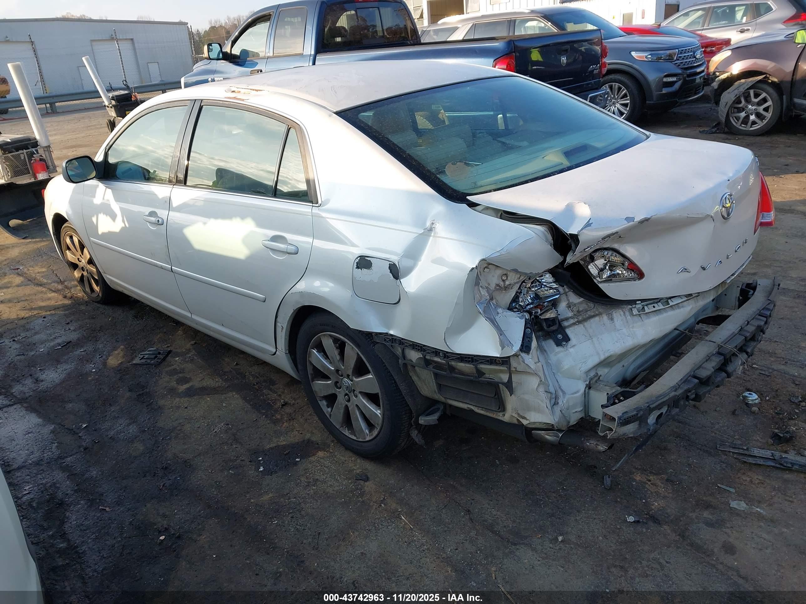 TOYOTA AVALON image 3