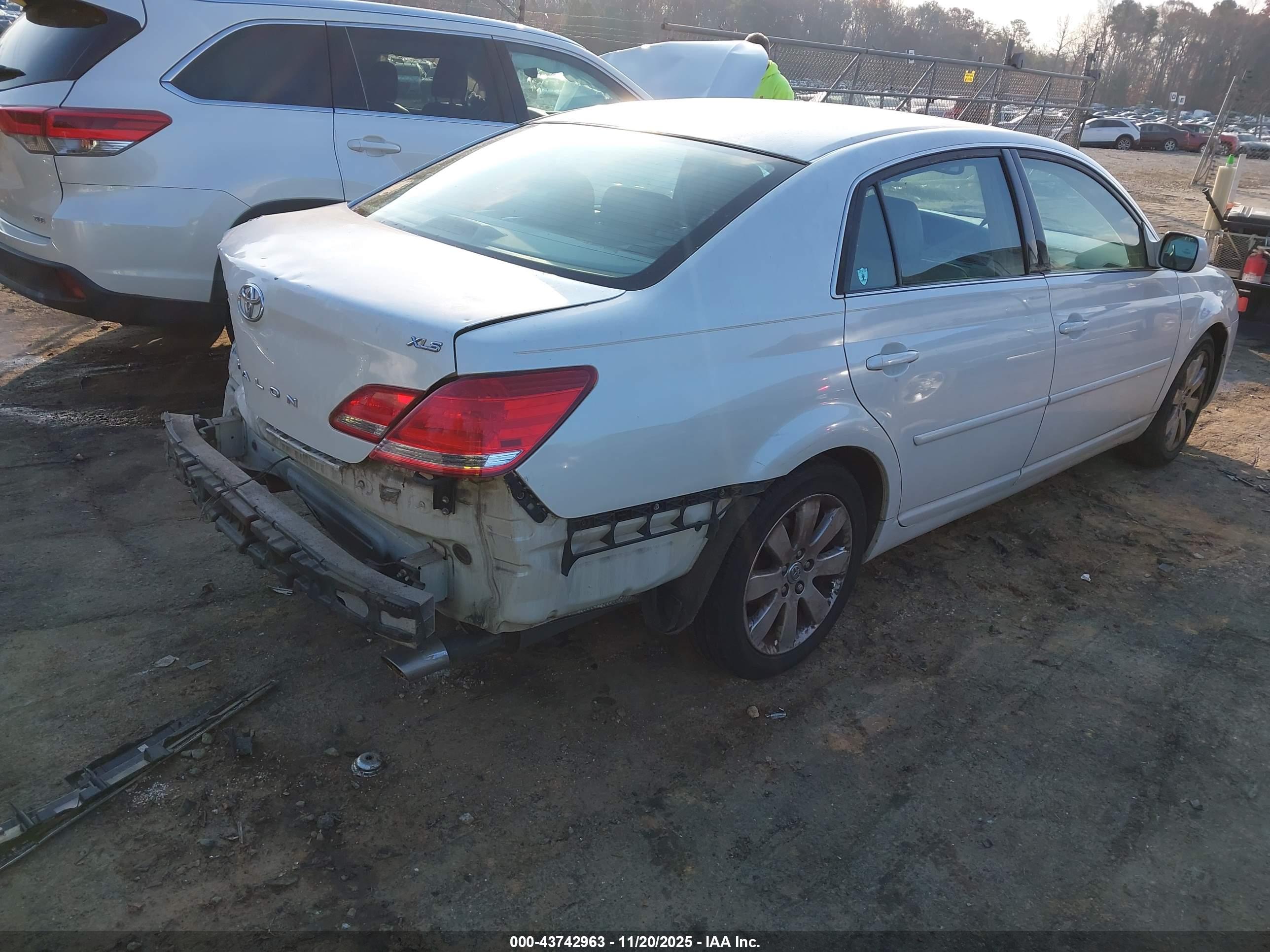 TOYOTA AVALON image 4