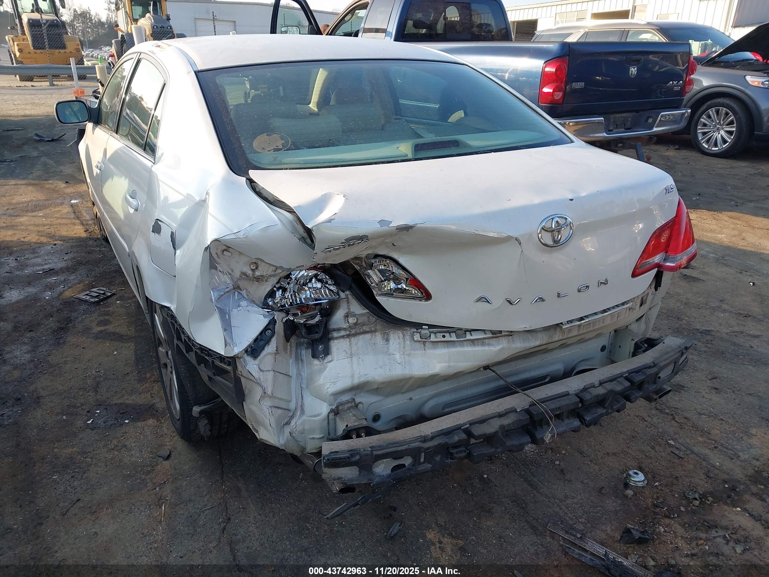 TOYOTA AVALON image 6