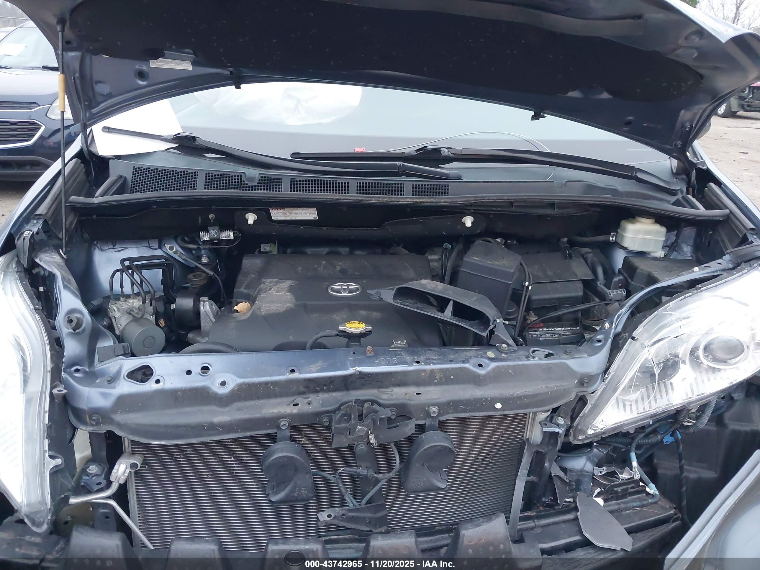 TOYOTA SIENNA image 10