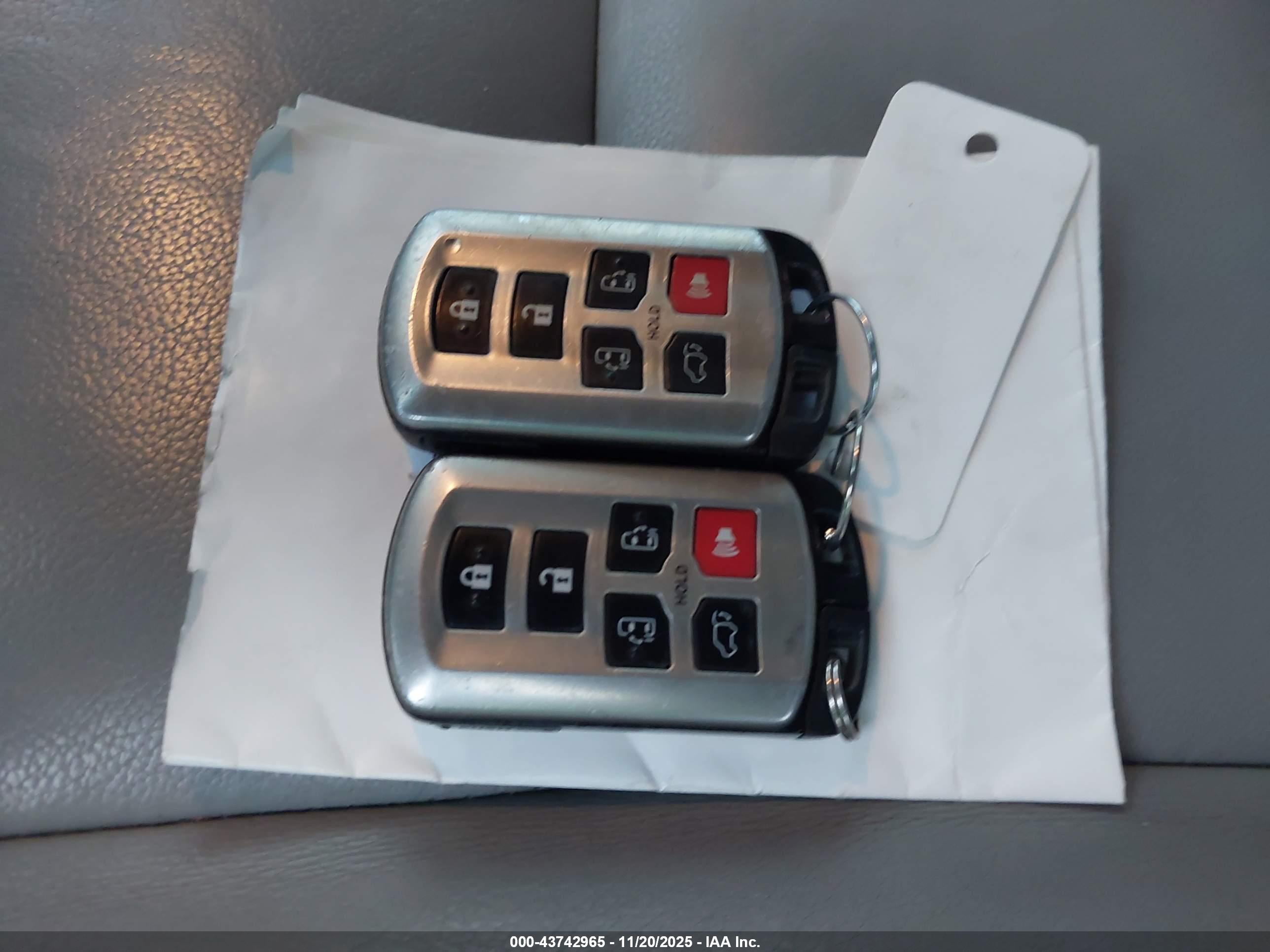 TOYOTA SIENNA image 11