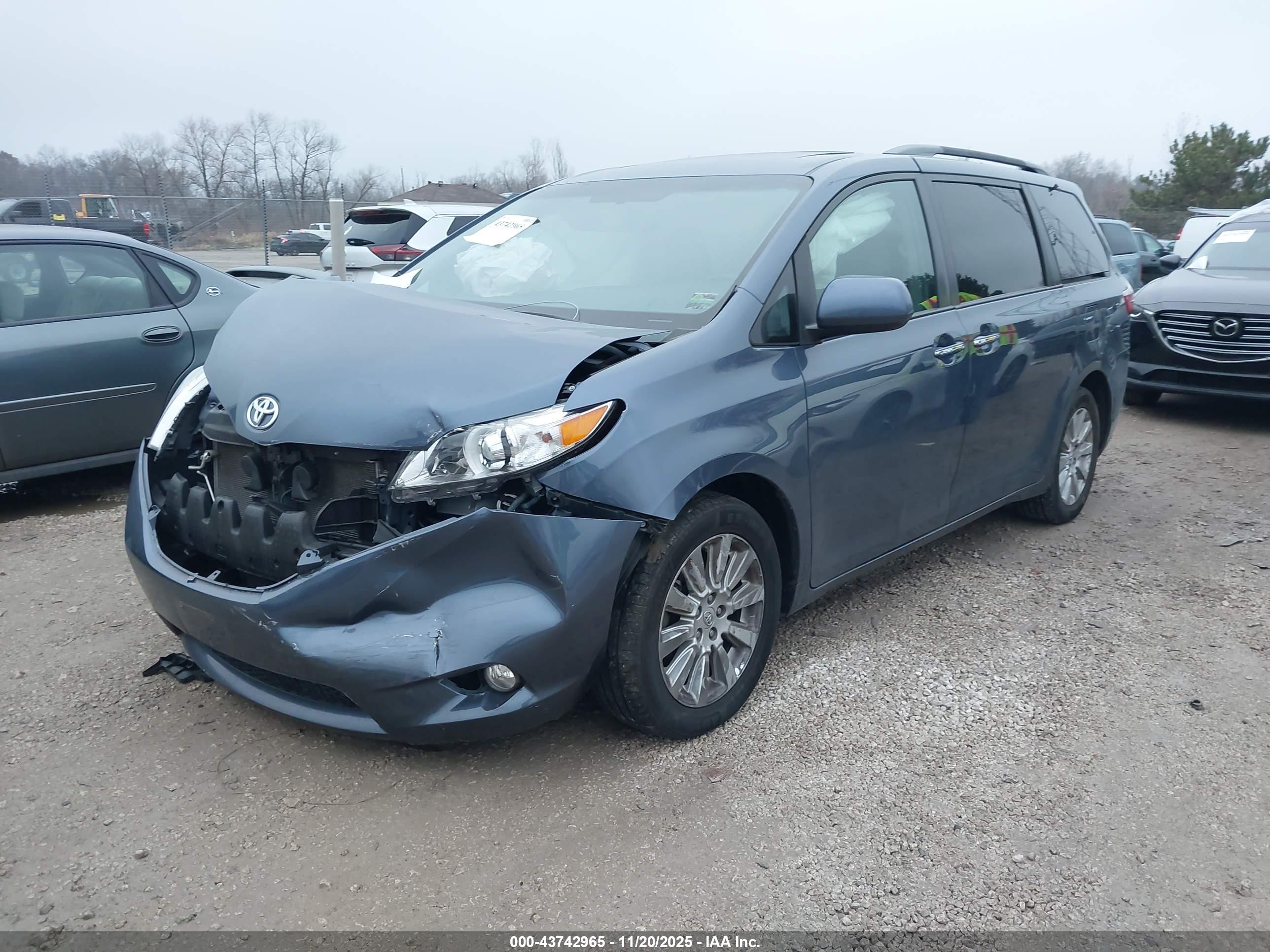 TOYOTA SIENNA image 2
