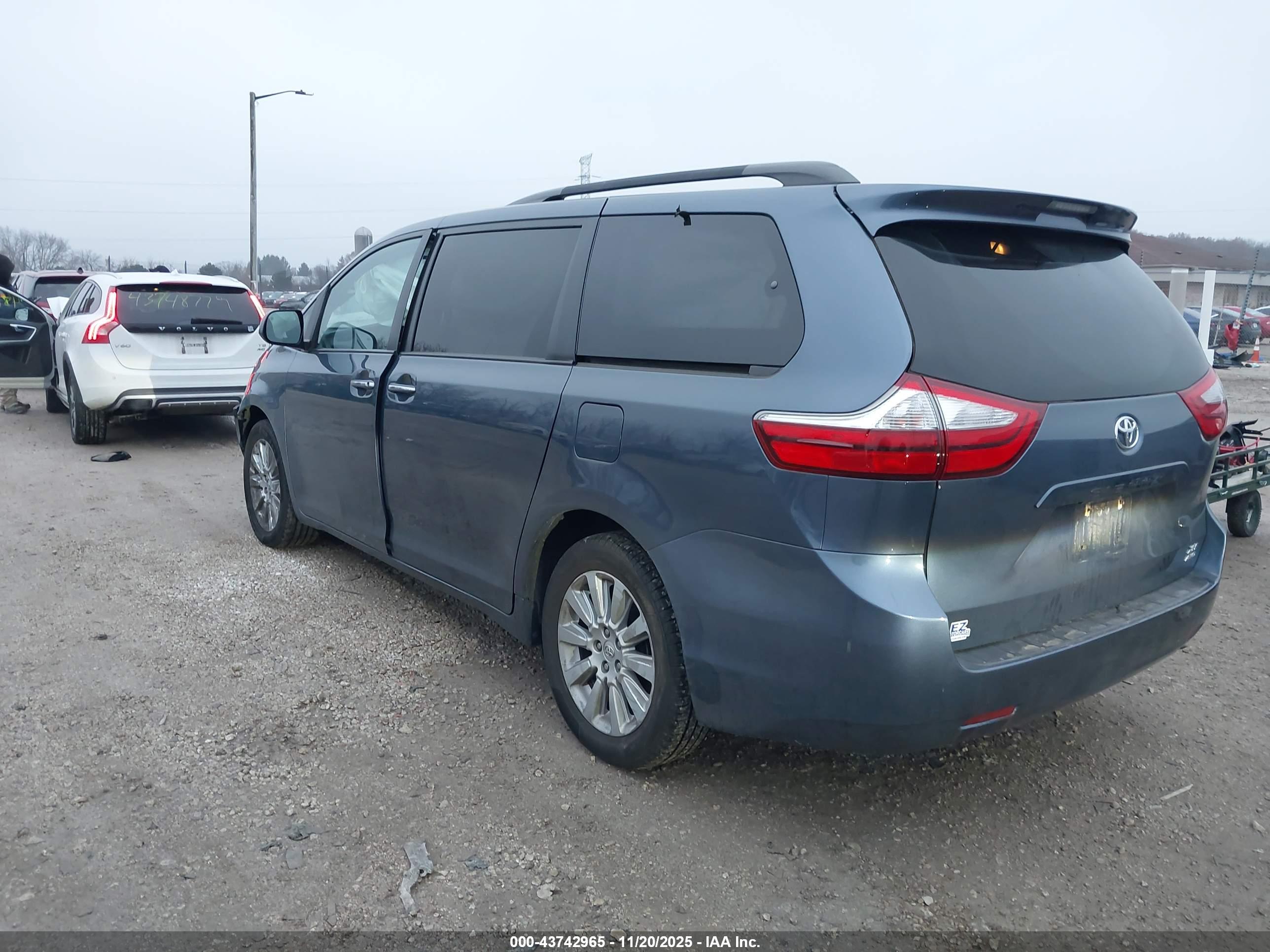 TOYOTA SIENNA image 3