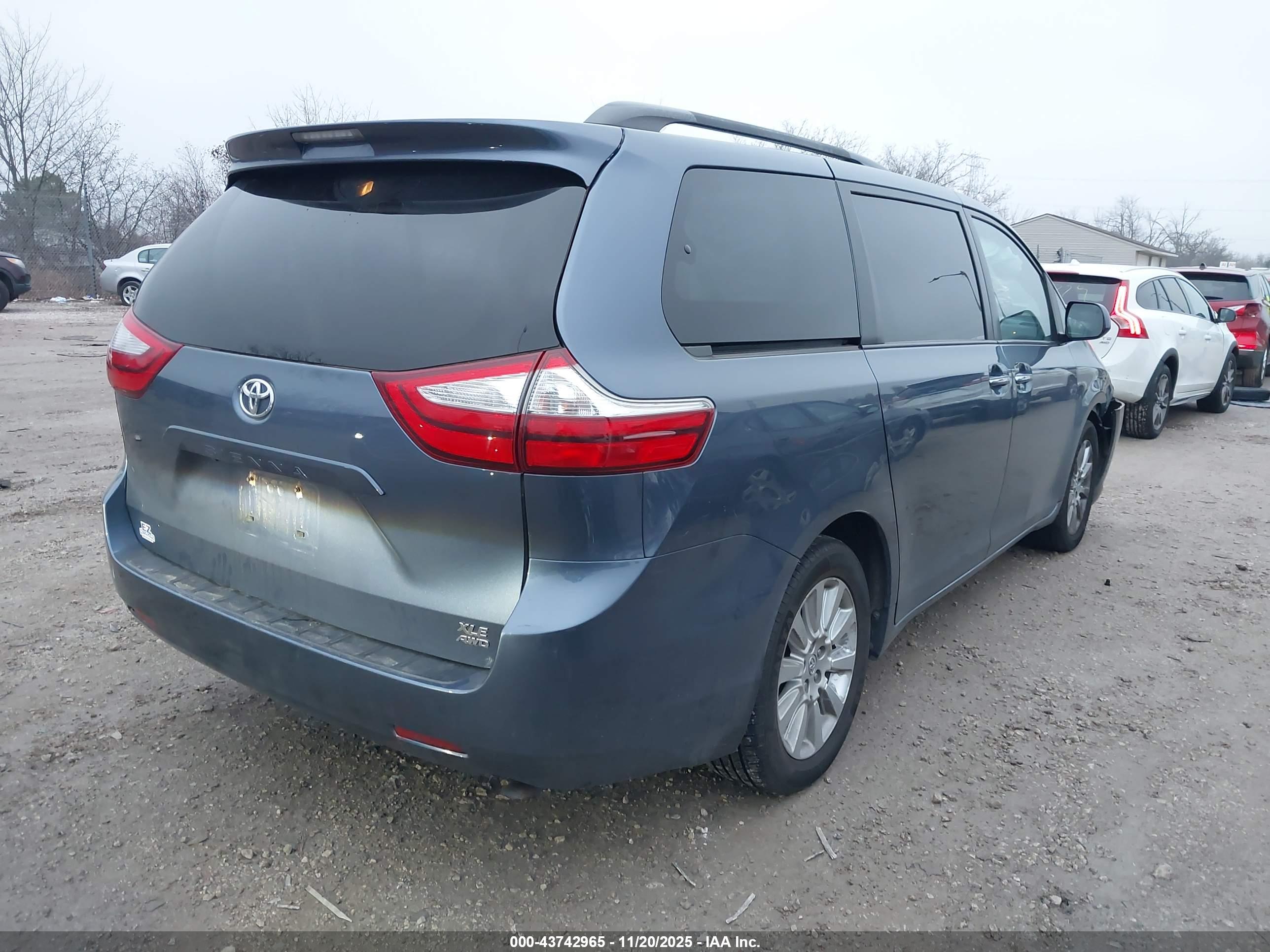 TOYOTA SIENNA image 4