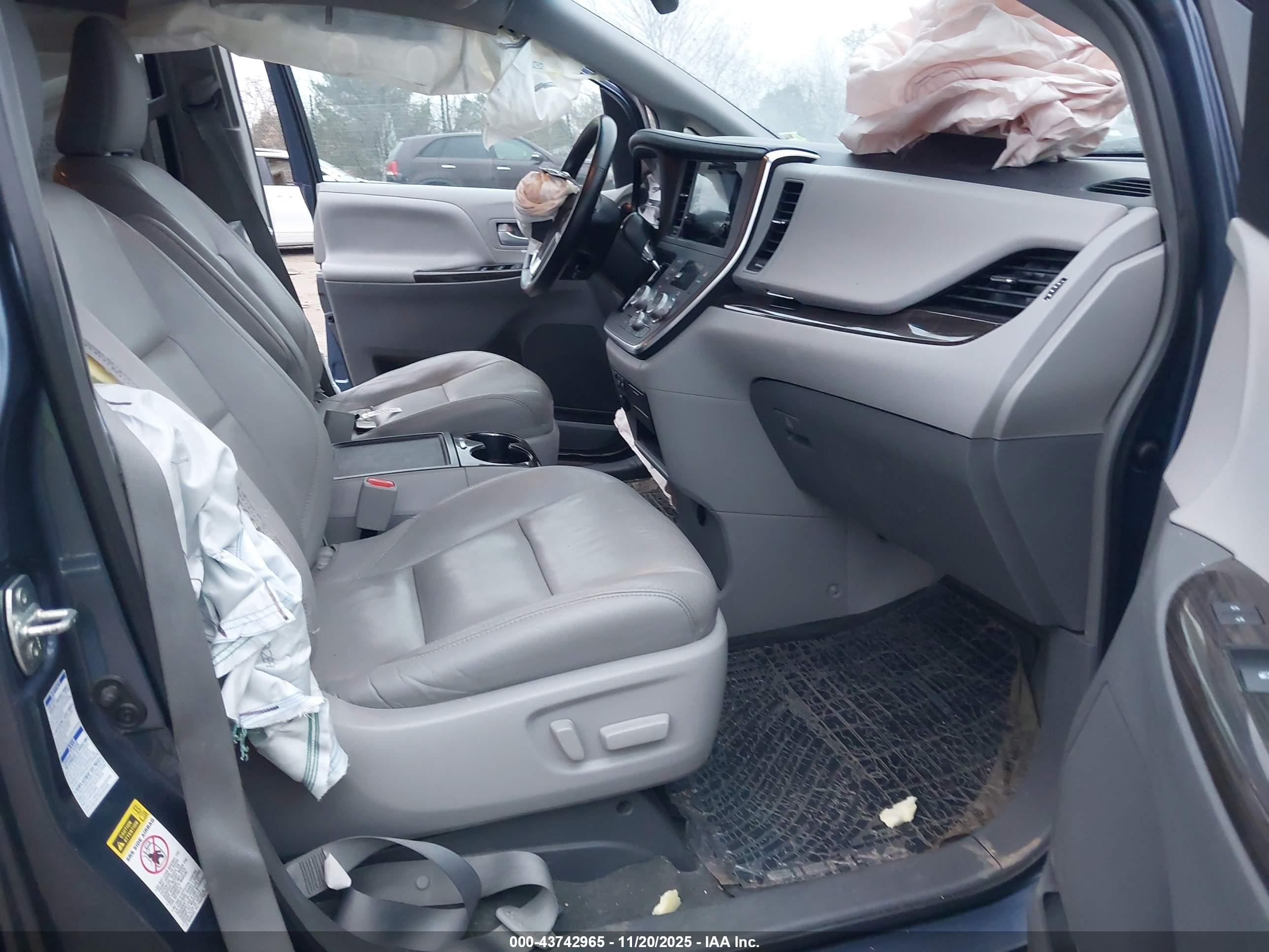 TOYOTA SIENNA image 5