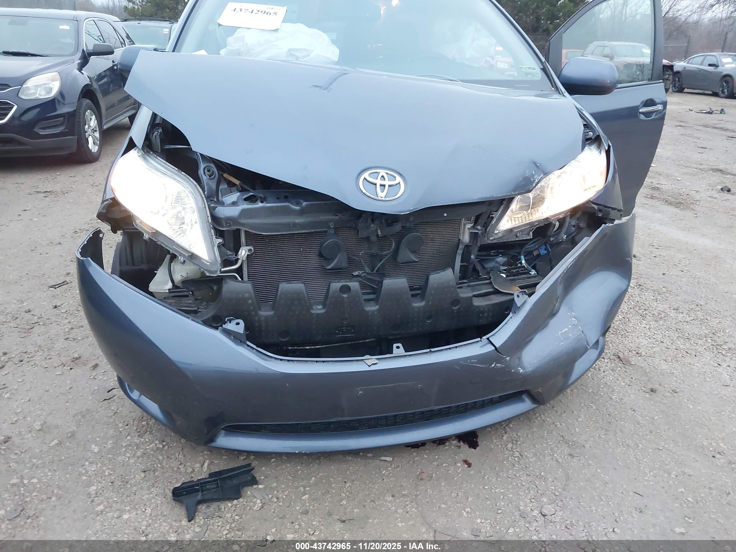 TOYOTA SIENNA image 6
