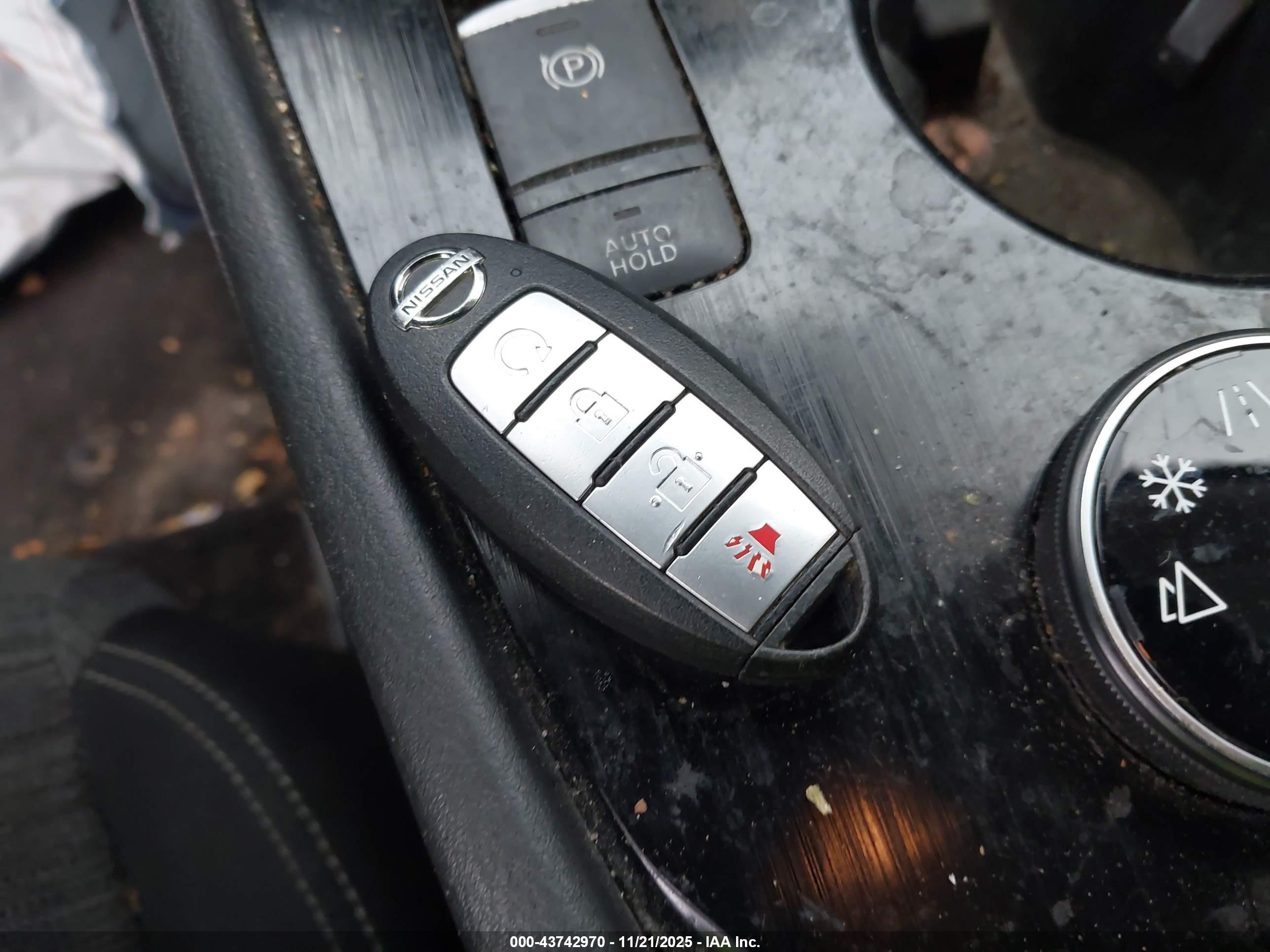NISSAN ROGUE image 11