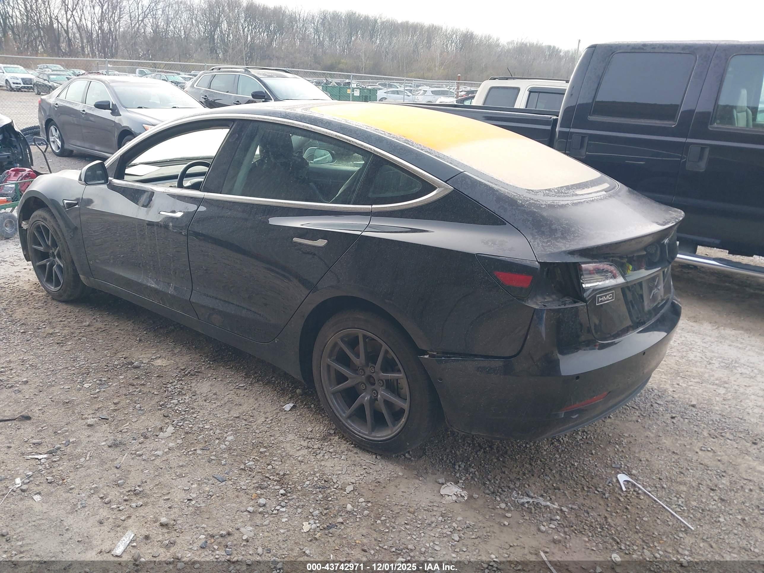 TESLA MODEL image 3