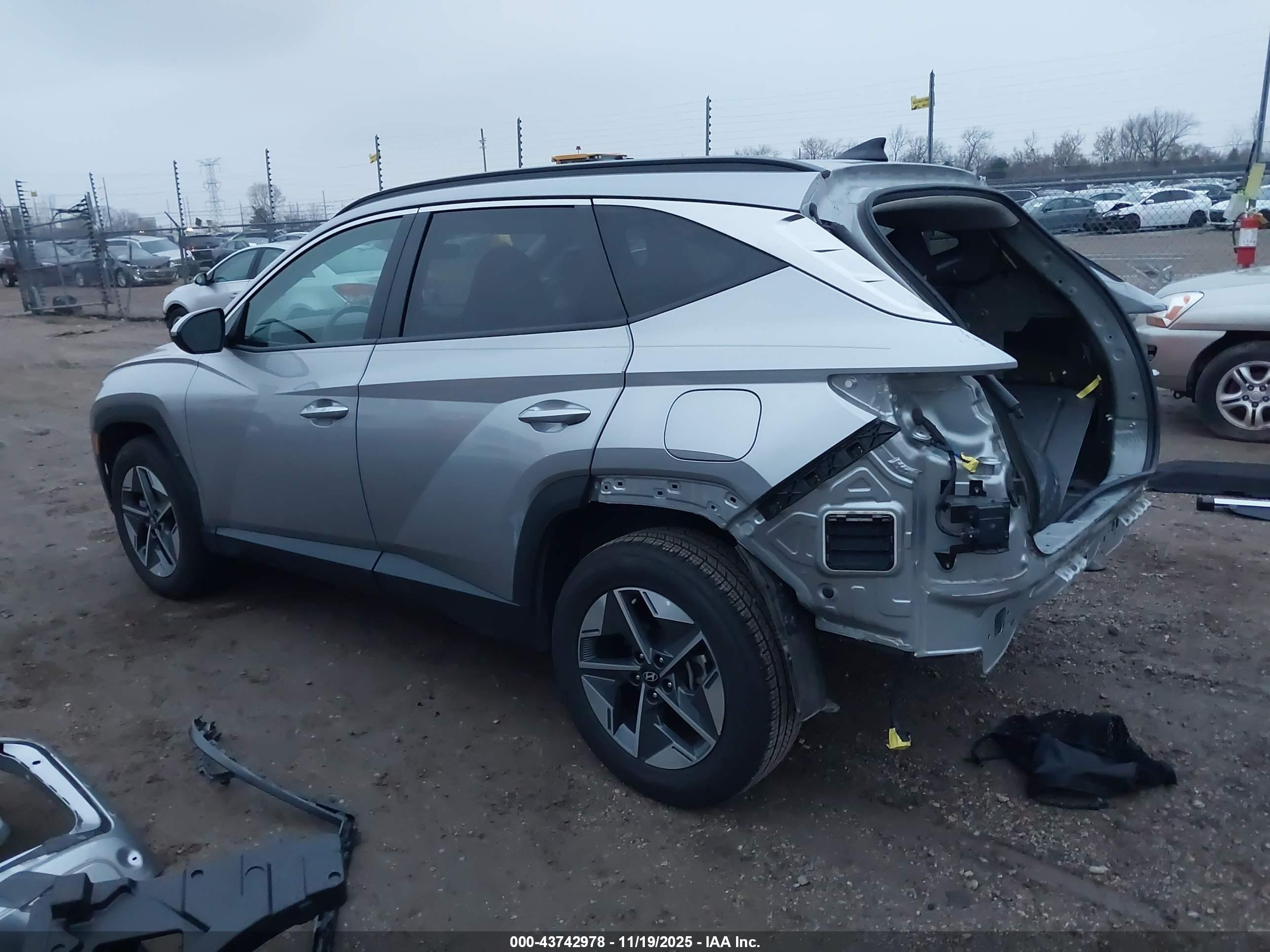 HYUNDAI TUCSON image 3