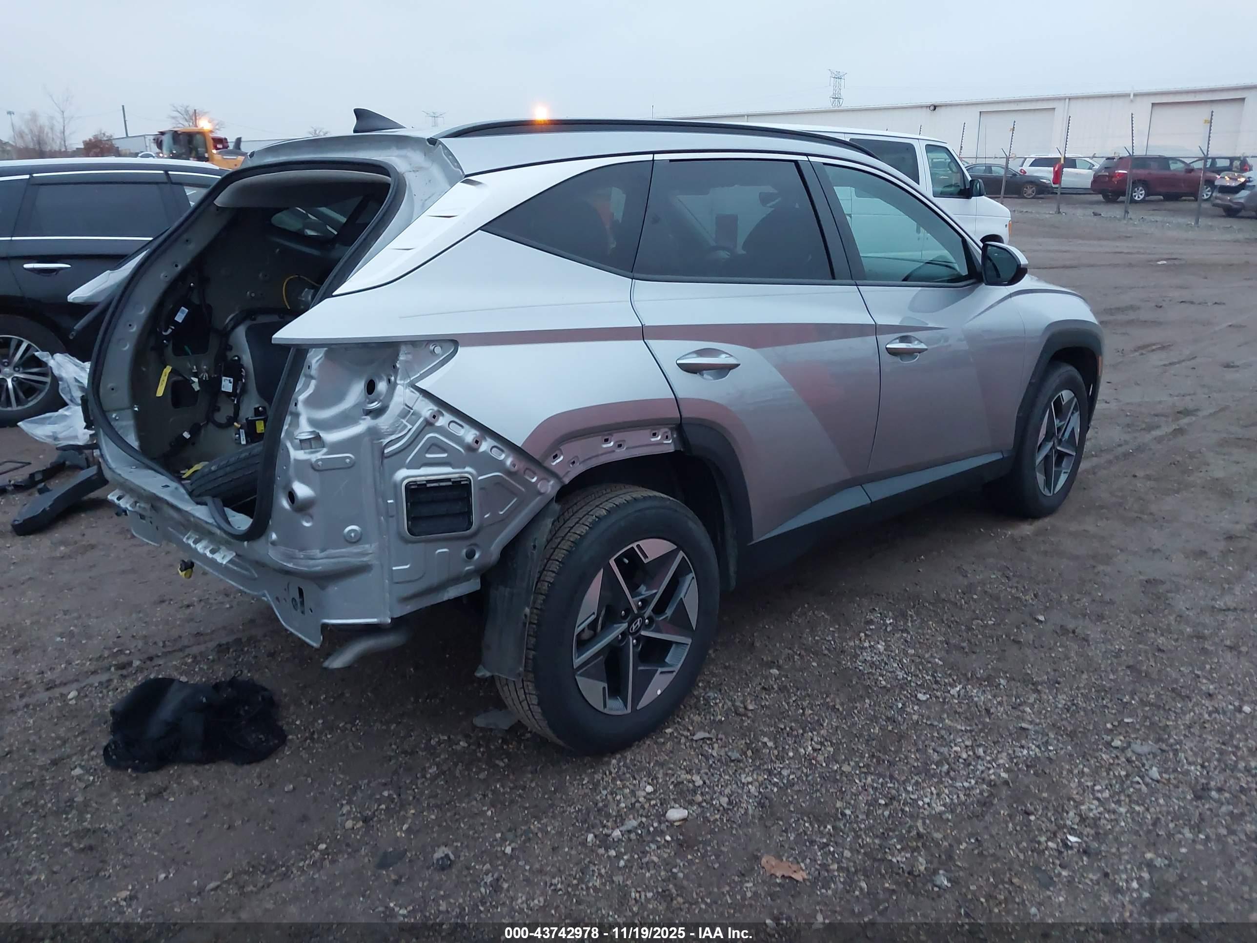 HYUNDAI TUCSON image 4